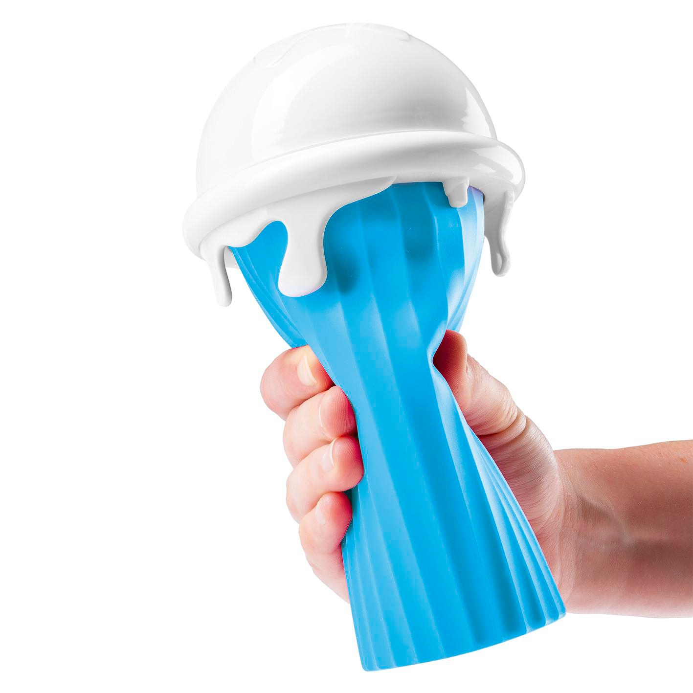 Eine Hand hält einen blauen Eiscremeformer mit weißem "Eis" oben.
