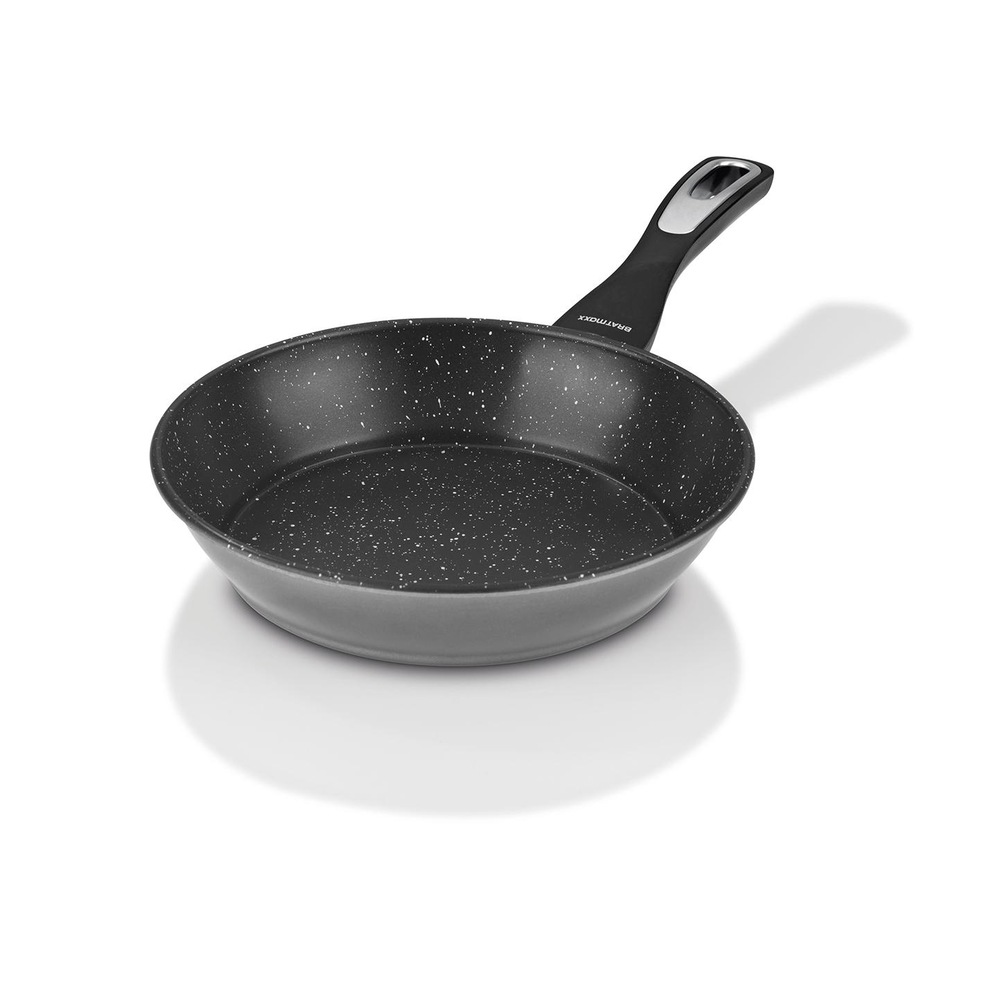 Eine schwarze Bratpfanne mit weißem Sprenkelmuster und einem silbernen Akzent am Griff.
