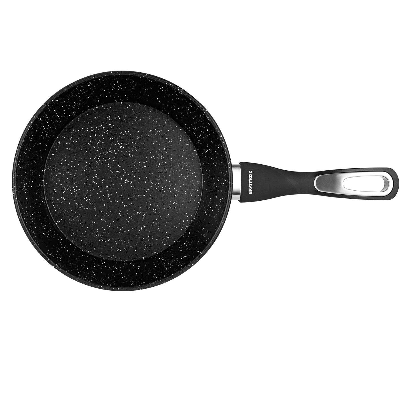 Eine schwarze Bratpfanne mit weißem Sprenkelmuster und einem schwarzen Griff.