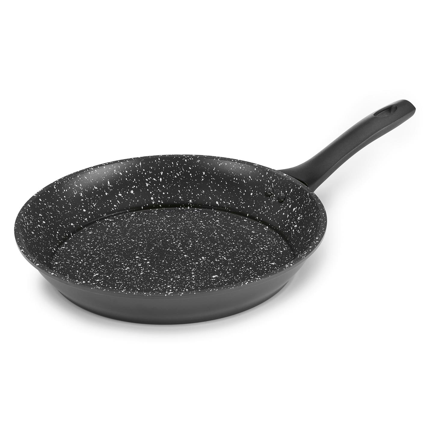 Eine schwarze Bratpfanne mit weißem Sprenkelmuster und schwarzem Griff.