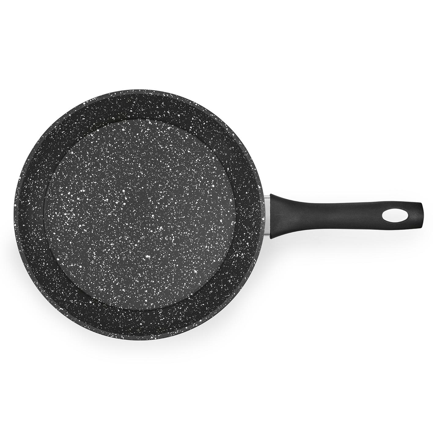 Schwarze Pfanne mit weißem Tupfenmuster und schwarzem Griff.