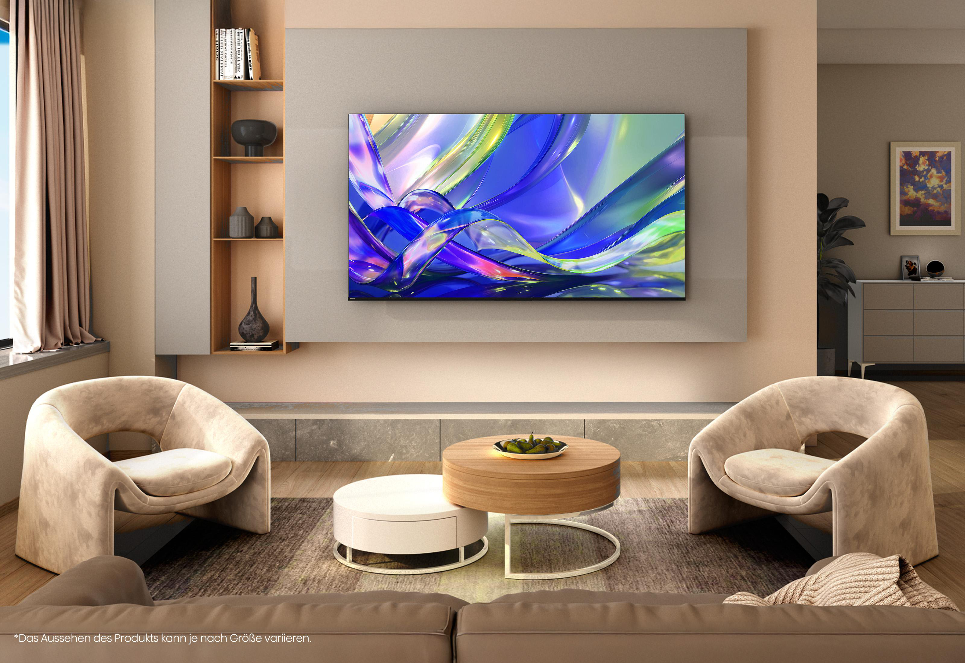 Modernes Wohnzimmer mit zwei Sesseln, Couchtisch und Fernseher.