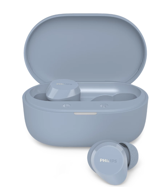 Blaue Philips Ohrhörer mit Ladecase. Einer liegt im Case, der andere davor.