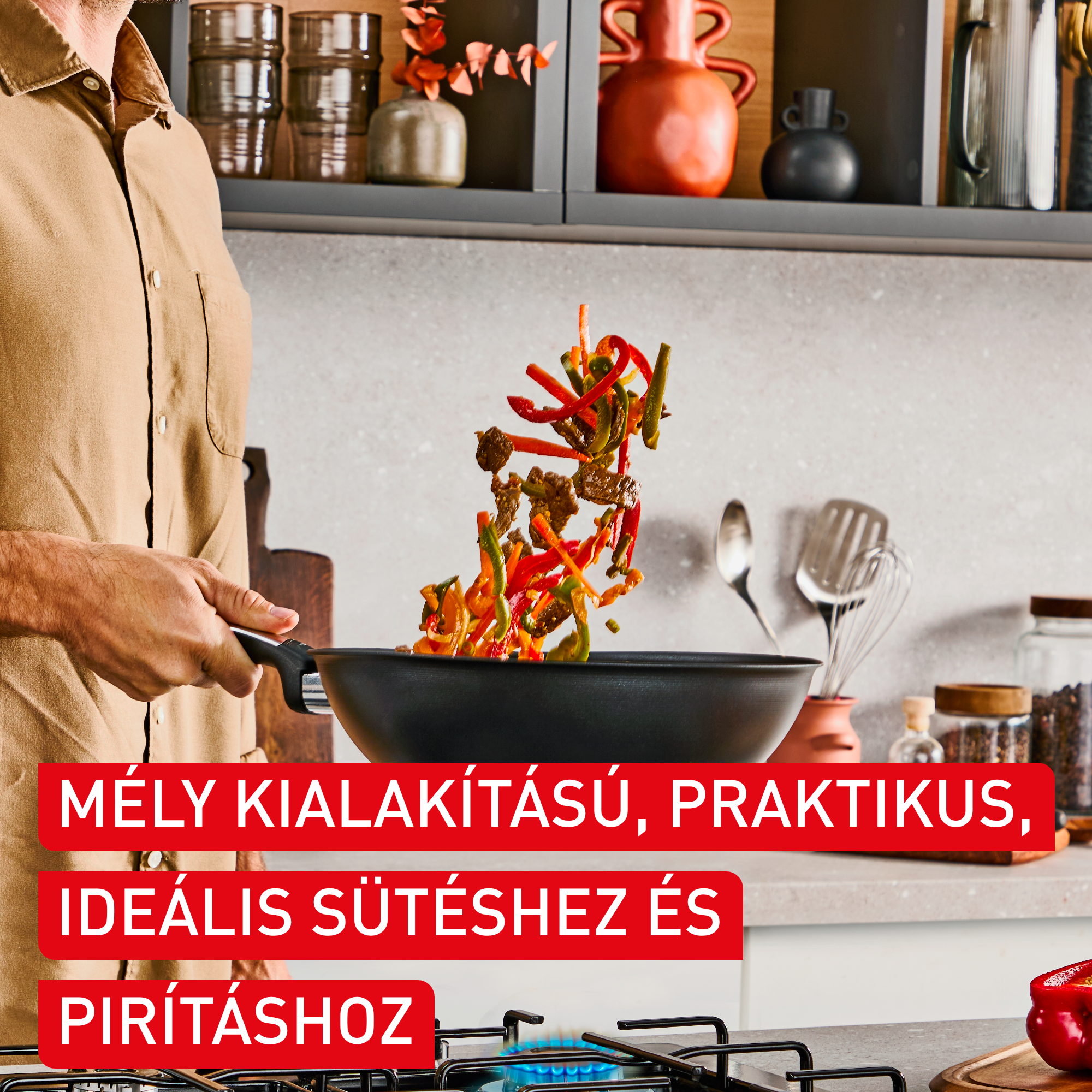 Egy férfi zöldséget és húst pirít egy serpenyőben.