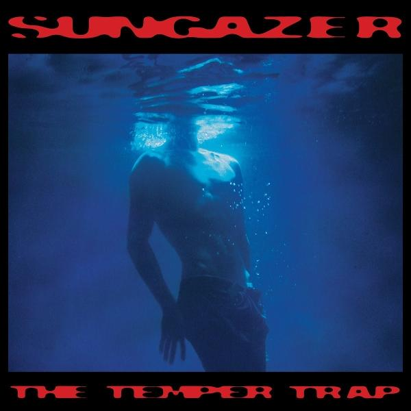 Mann unter Wasser, Blasen steigen auf. "SUNGAZER" oben, "THE TEMPER TRAP" unten.