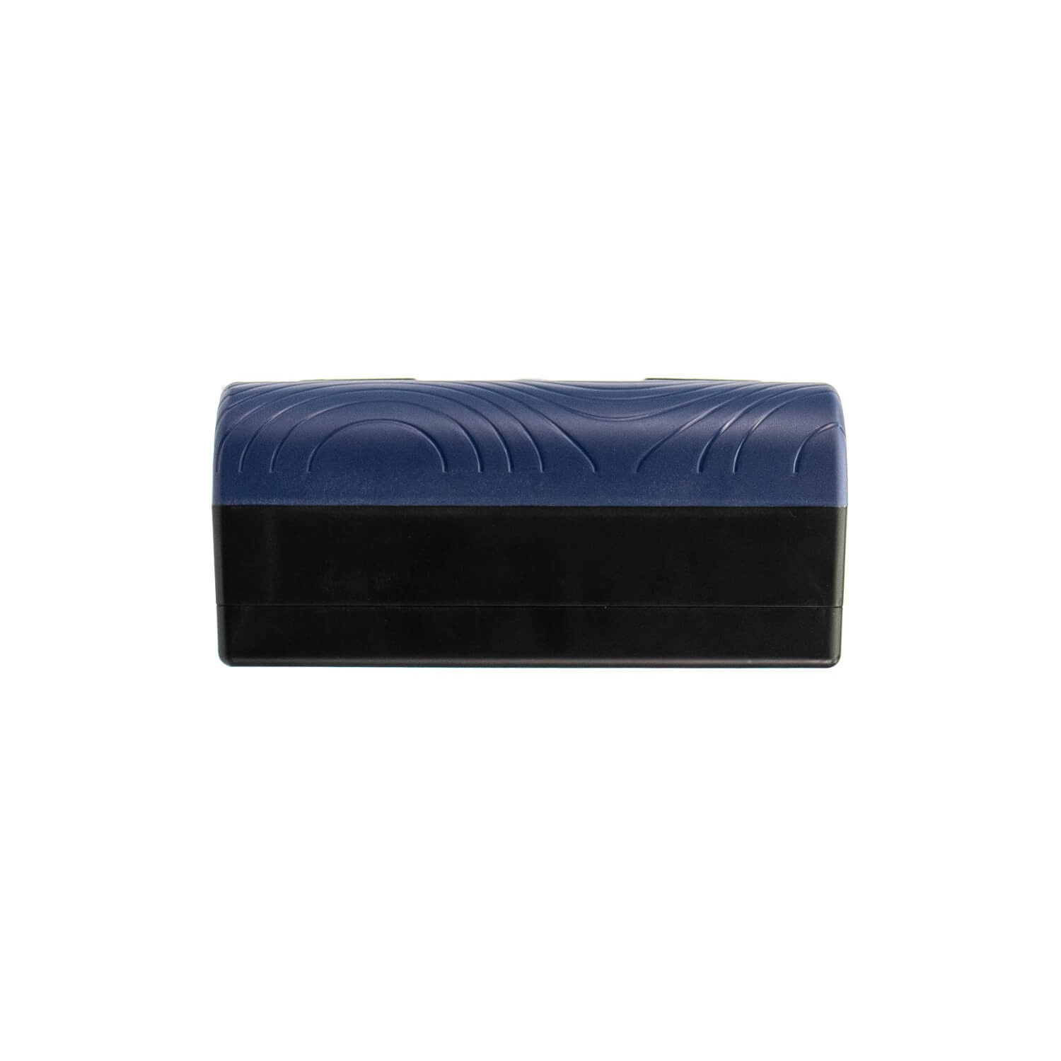 Un borrador de pizarra azul oscuro y negro con un patrón curvo en la parte superior.
