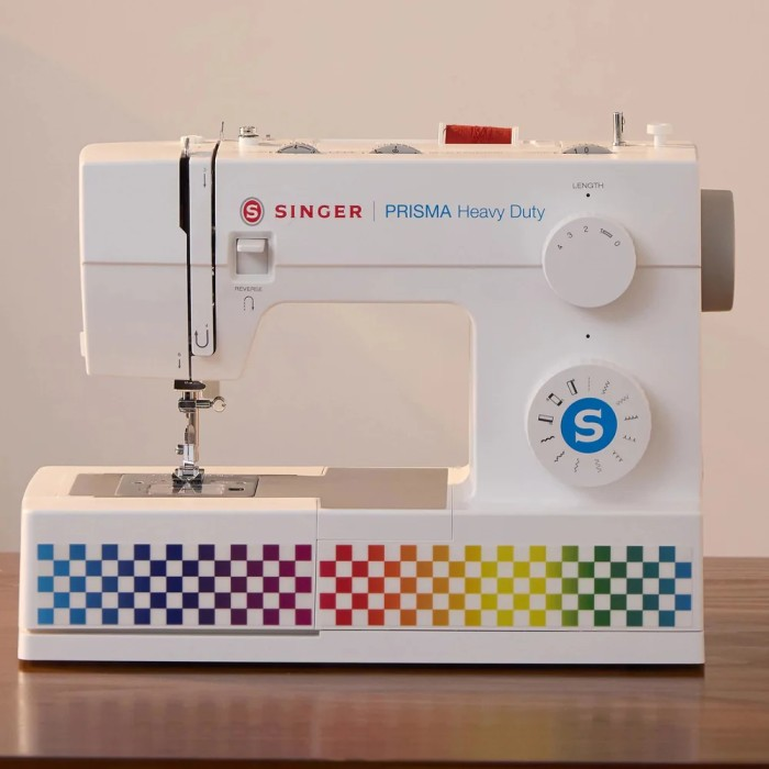 Máquina de coser Singer Prisma Heavy Duty blanca con borde de cuadros arcoíris.