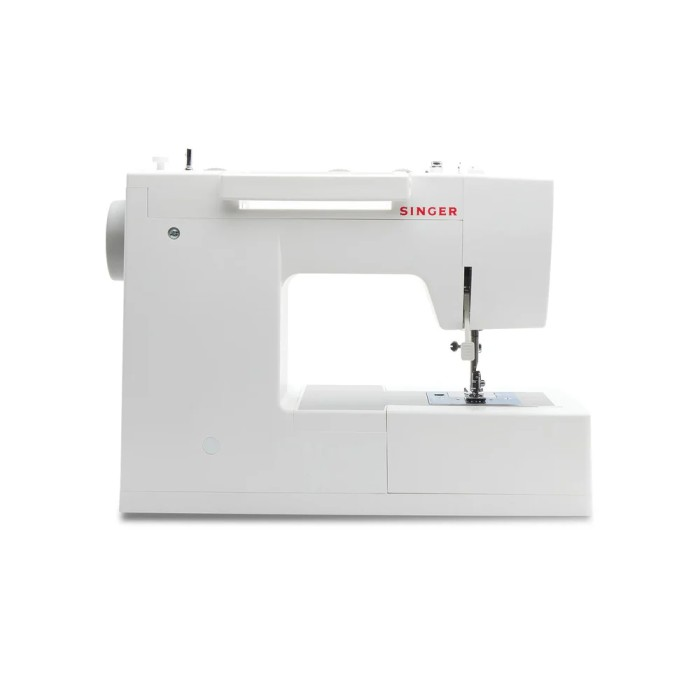 Una máquina de coser Singer blanca con aguja y canilla sobre fondo blanco.