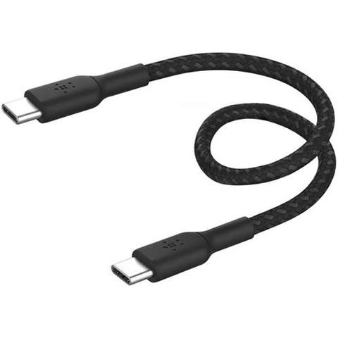 Un cable USB-C trenzado negro con conectores plateados se muestra sobre fondo blanco.