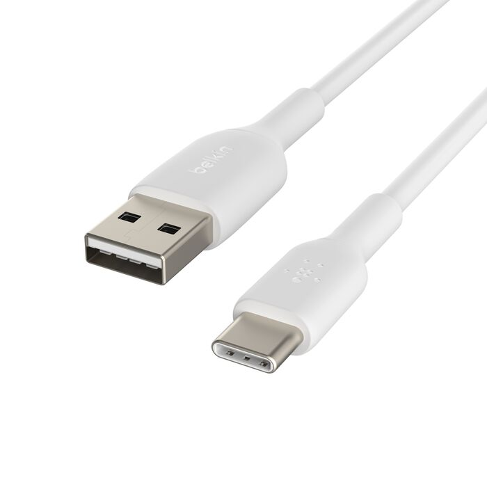 Cable Belkin blanco USB-A a USB-C con conectores metálicos. Aislado en blanco.