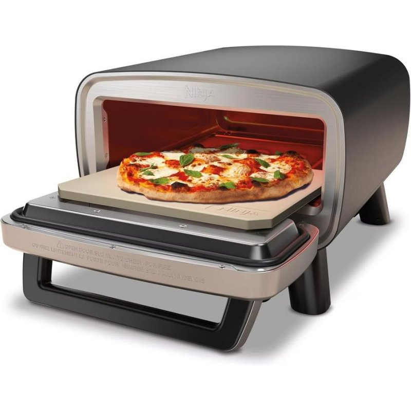 Un horno de pizza Ninja con una pizza cocida en una piedra dentro.