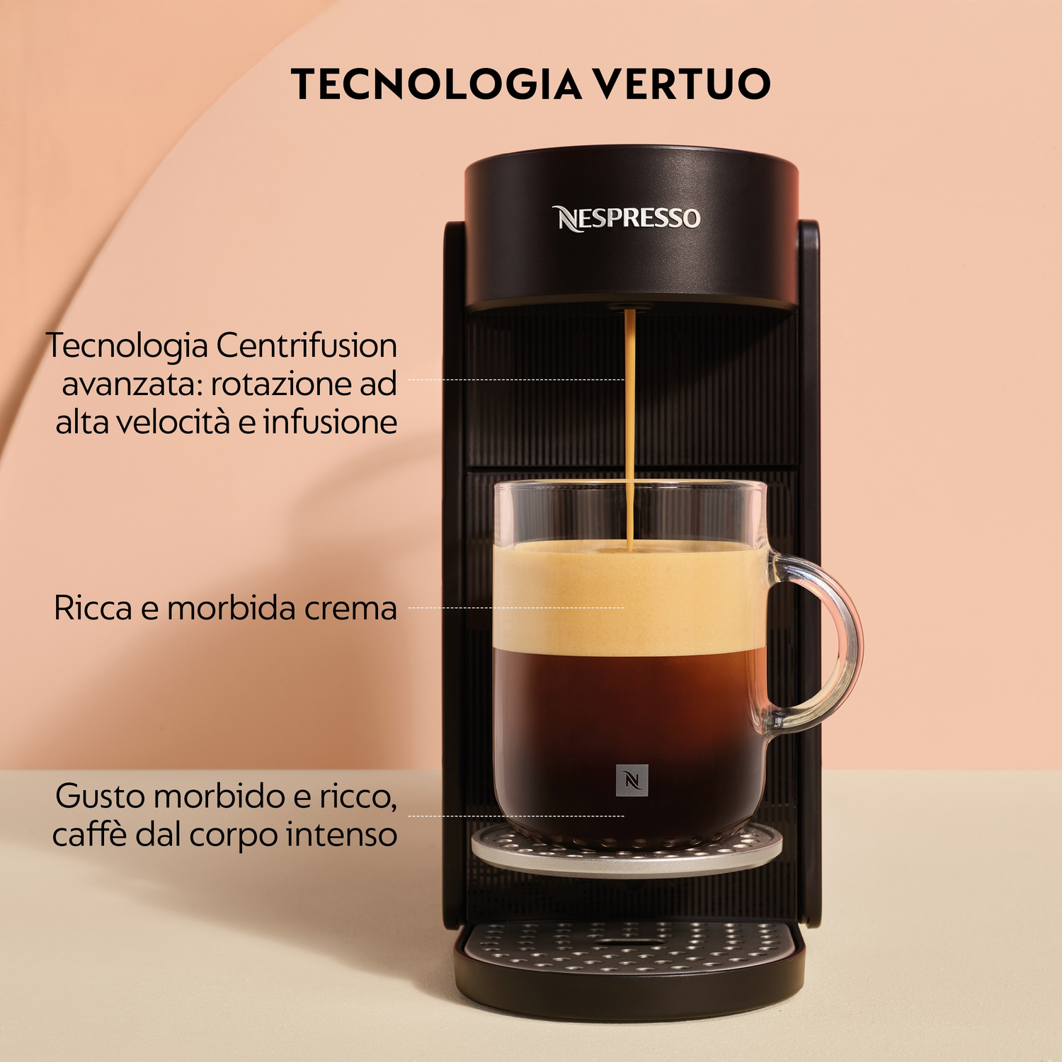 Una macchina da caffè Nespresso Vertuo prepara un caffè con schiuma cremosa in un bicchiere.