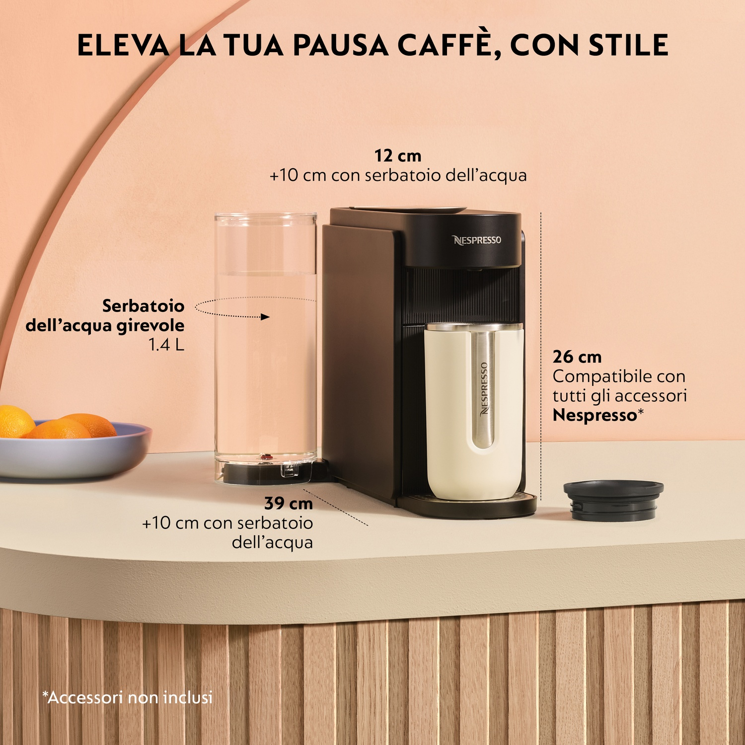 Macchina da caffè Nespresso con serbatoio, tazza e arance in una ciotola.