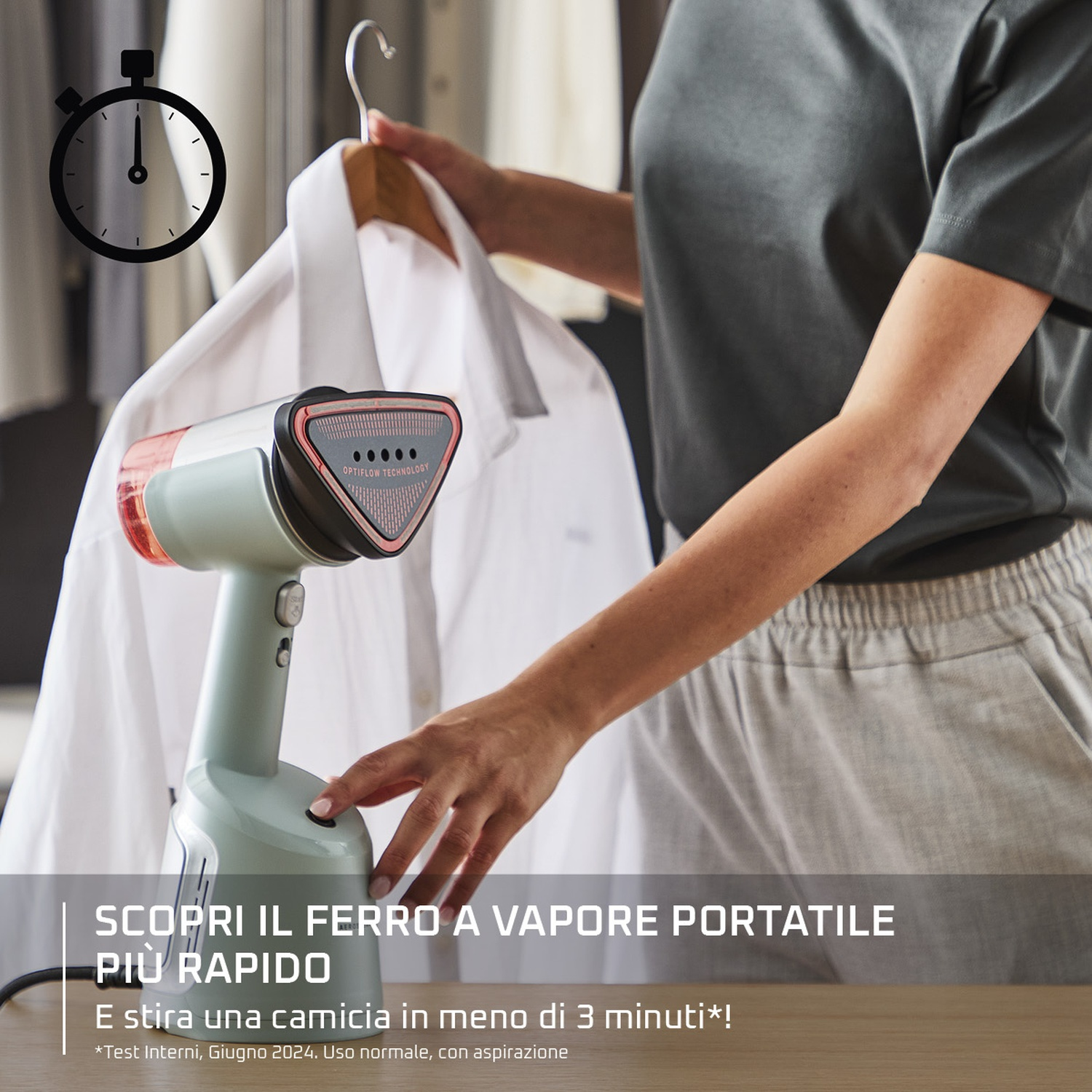 Persona stira camicia bianca con ferro da stiro portatile. Icona cronometro.