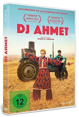 Ein Junge und ein Mädchen stehen vor einem Traktor im Freien.