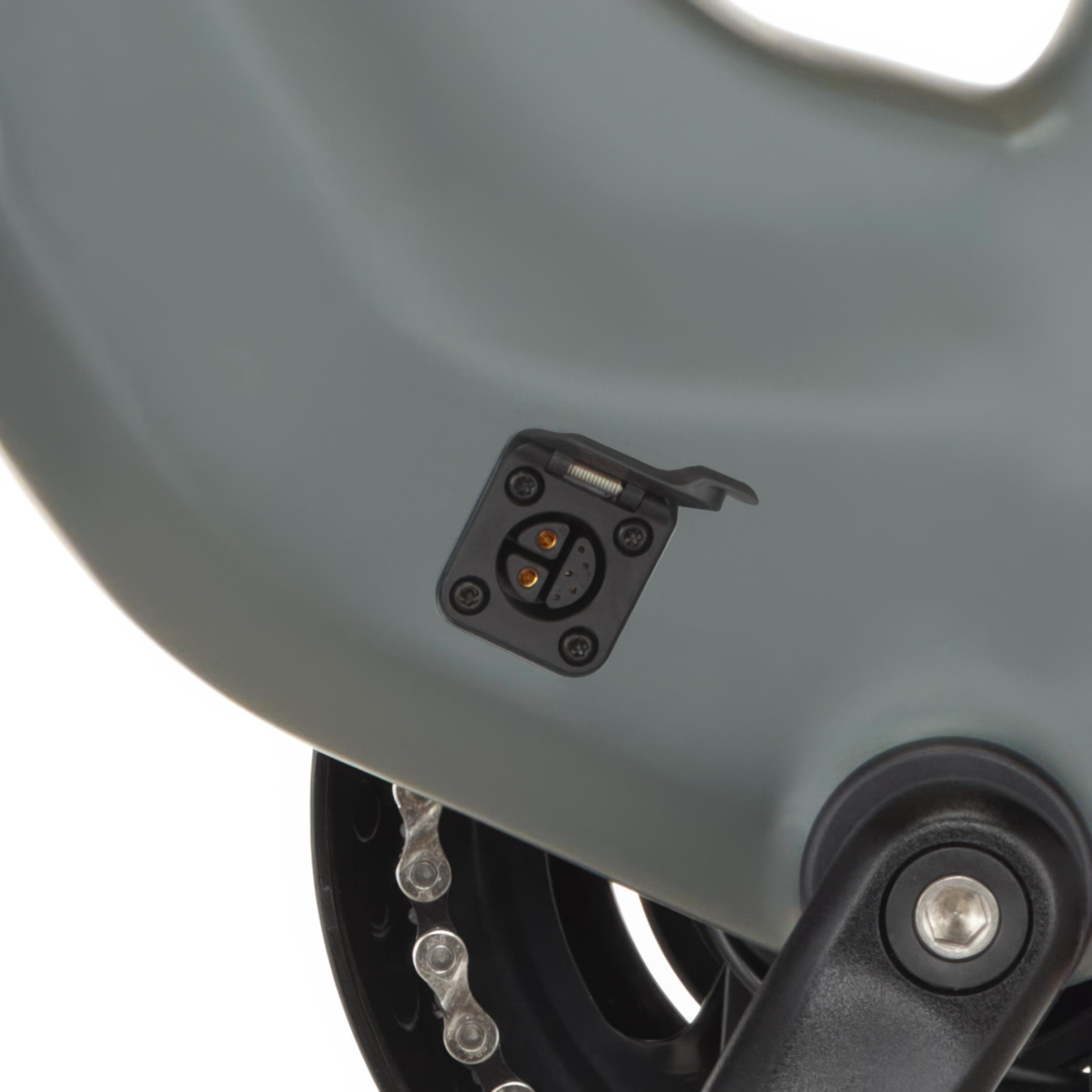 Nahaufnahme eines grauen Fahrradrahmens mit schwarzem Stecker und Kette.