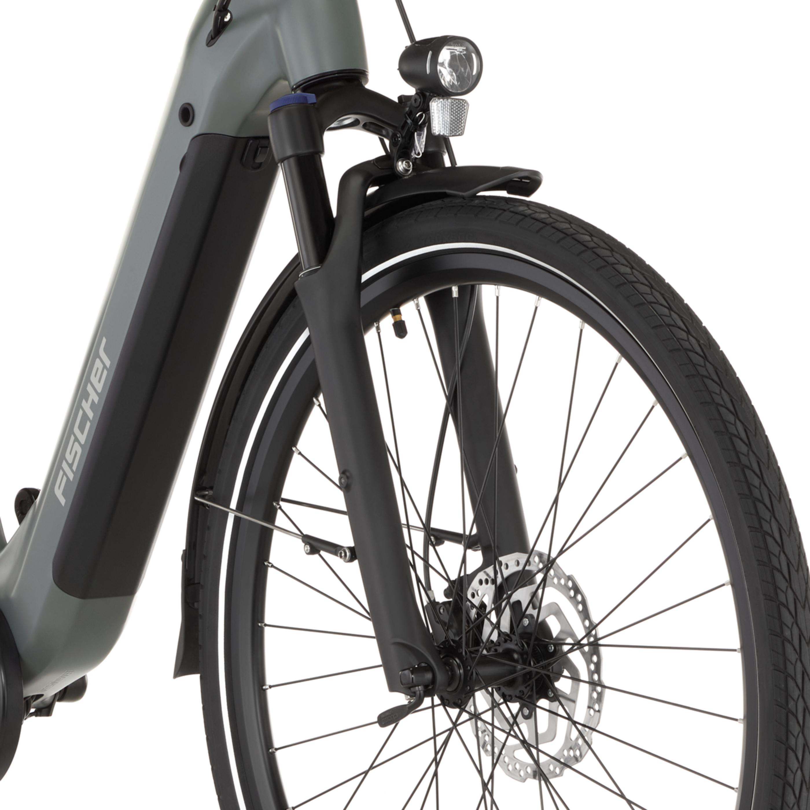 Graues Fahrrad mit schwarzem Vorderrad, Gabel und Schutzblech.