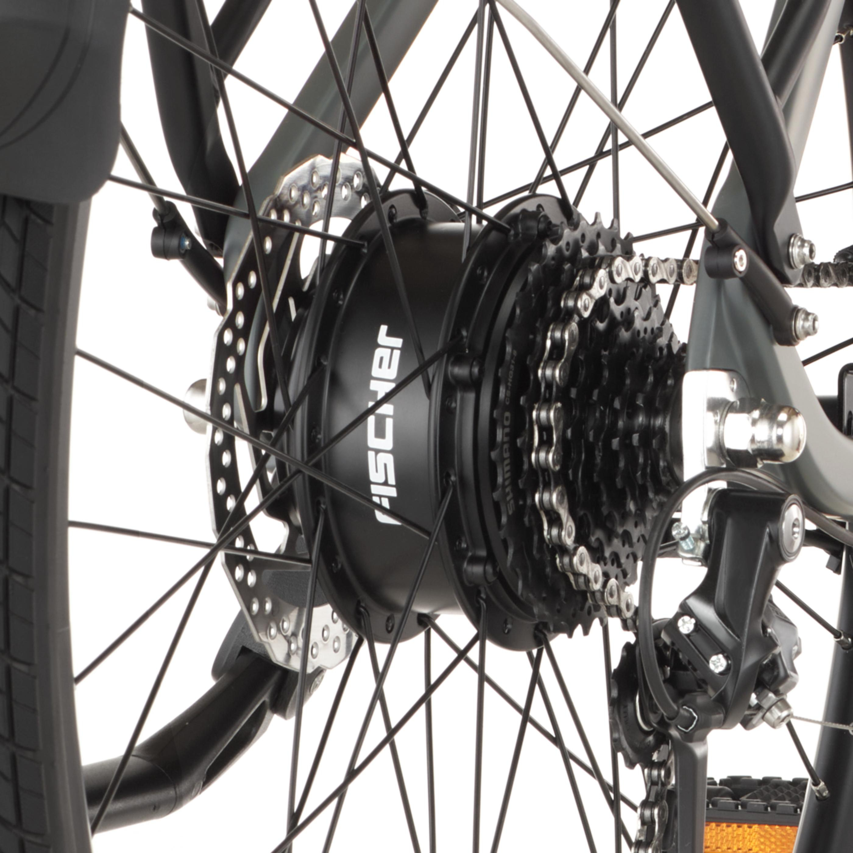 Nahaufnahme des Fahrradnabenmotors mit Kassette und Schalthebel.
