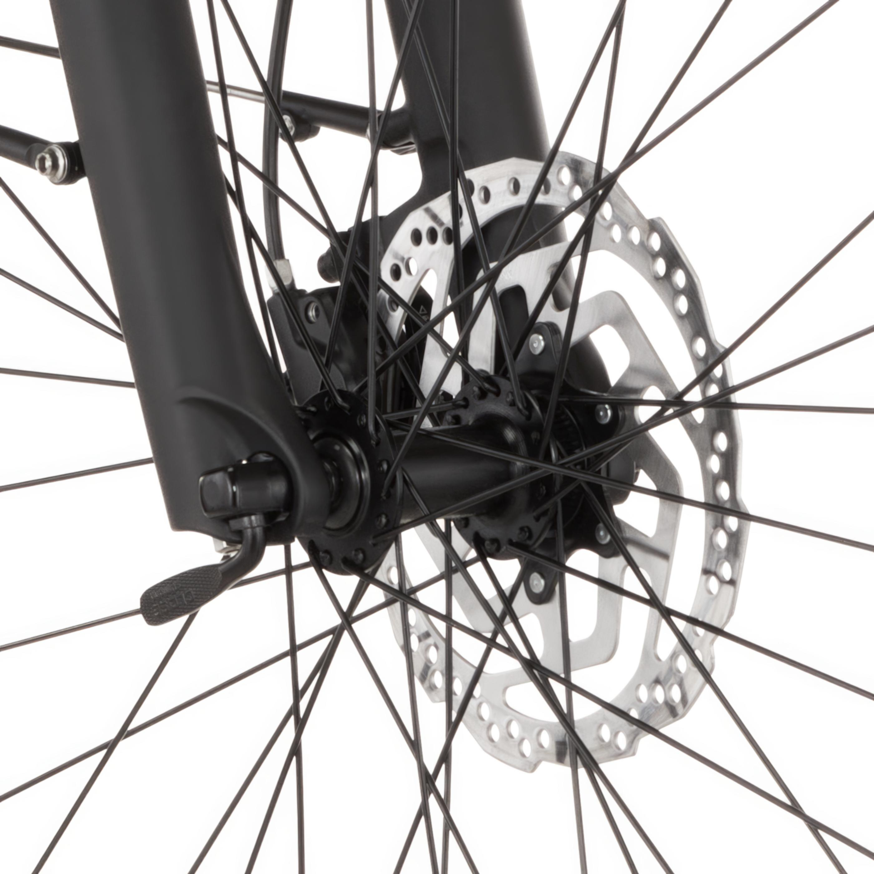 Nahaufnahme eines Fahrradnabens mit Speichen und Bremsscheibe.