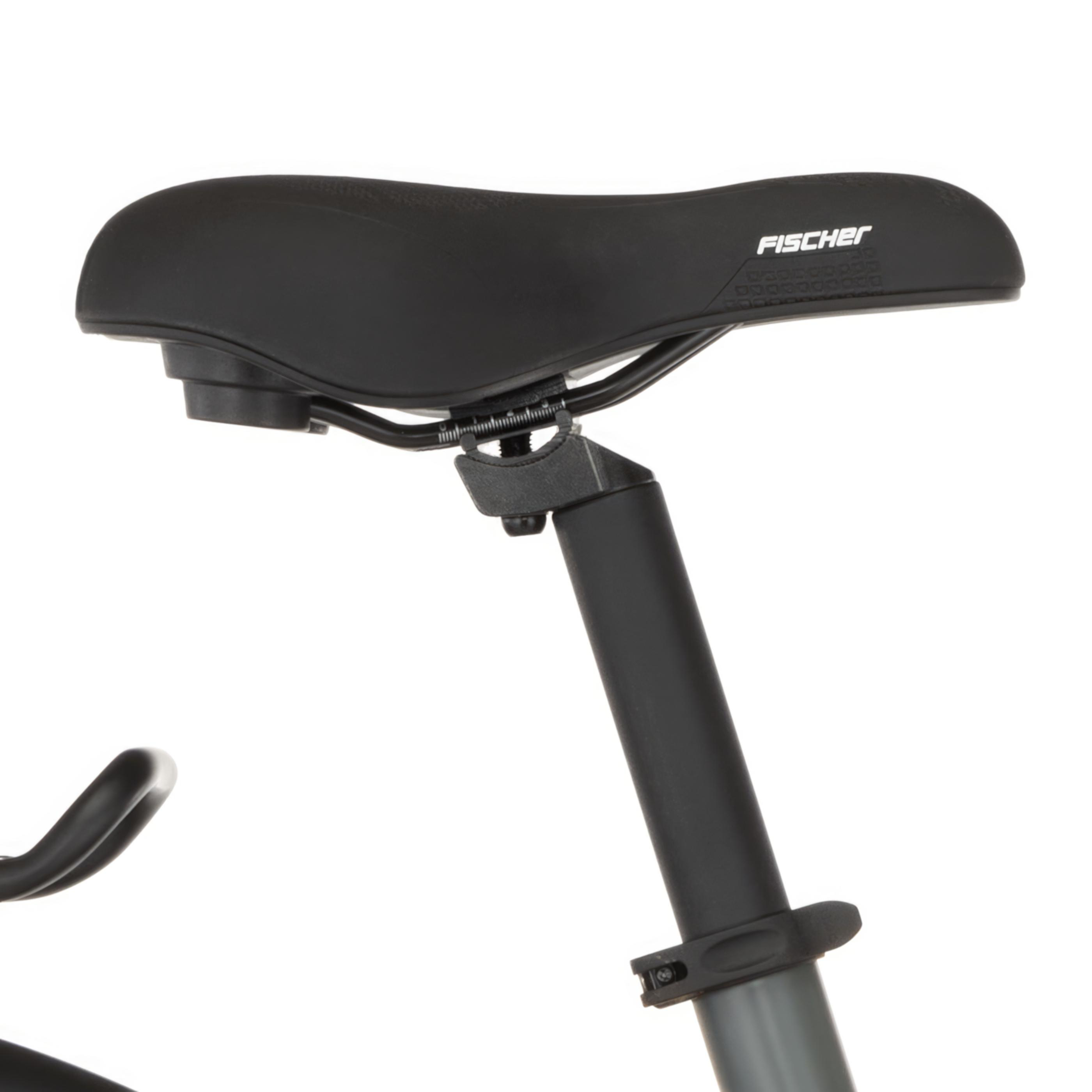 Ein schwarzer Fahrradsattel mit "Fischer"-Logo und Verstellmechanismus.