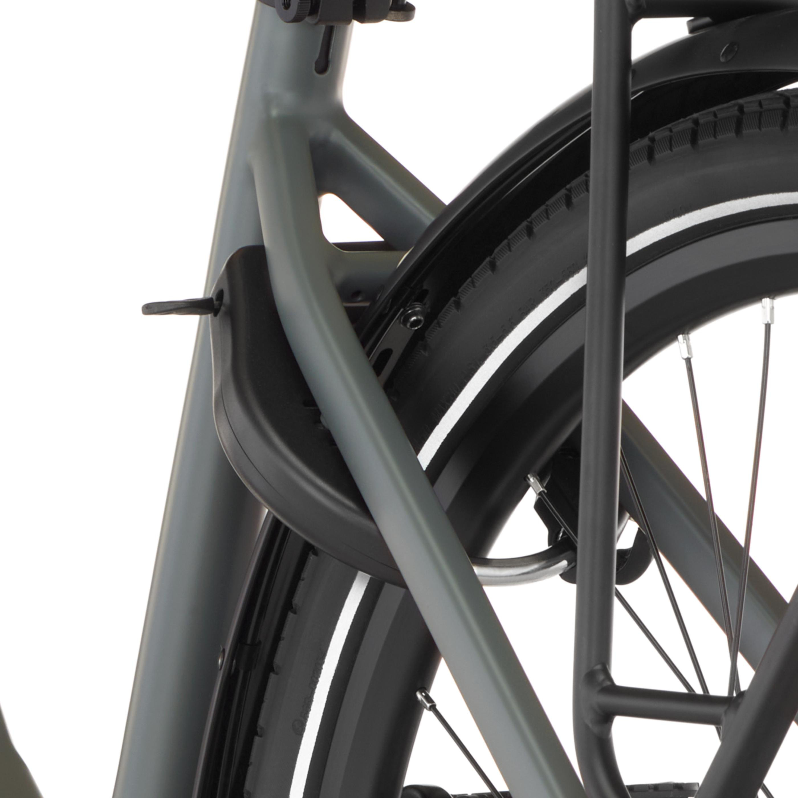 Detailaufnahme eines grauen Fahrradrahmens mit schwarzem Schutzblech und Rad.