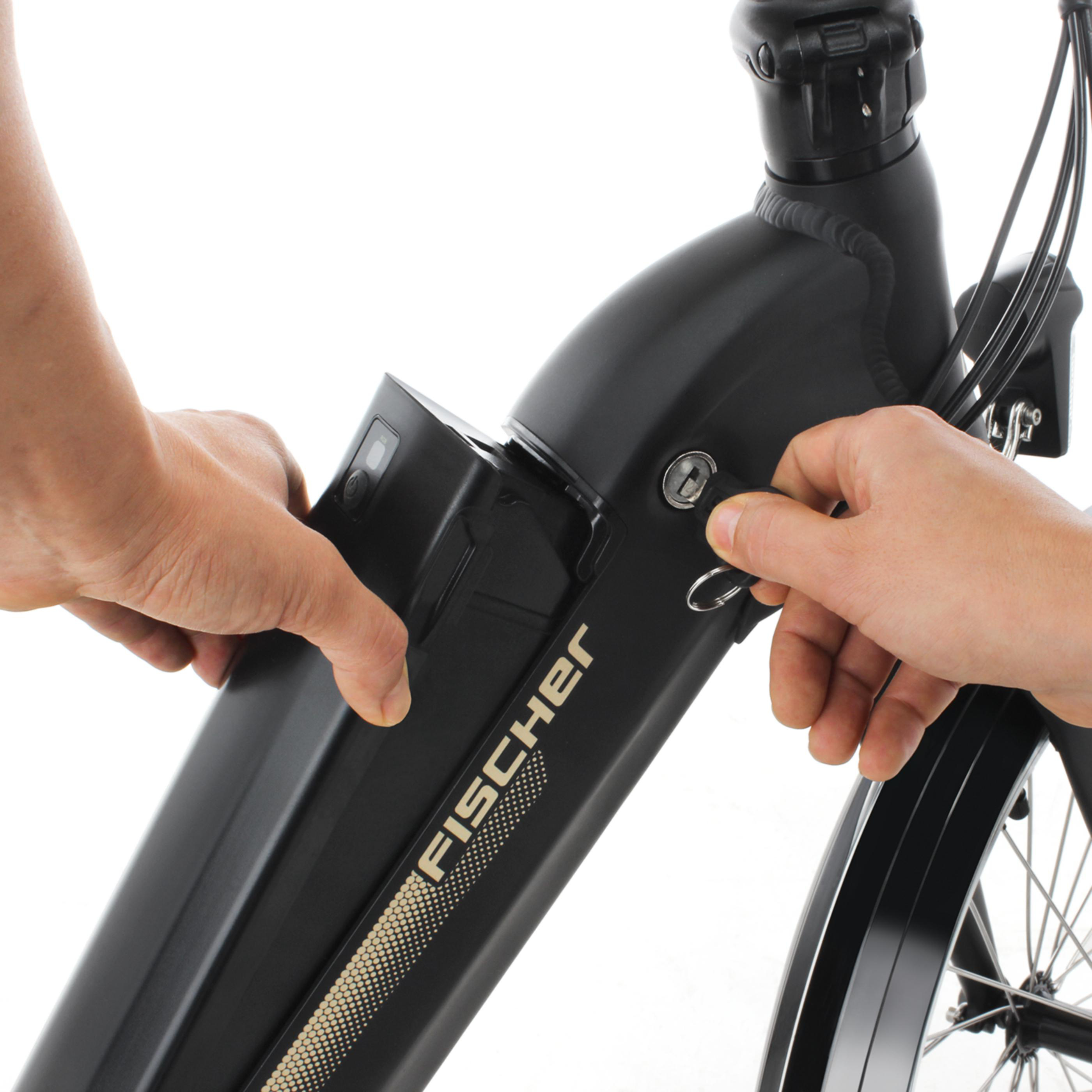 Hände befestigen einen schwarzen Fahrradakku am Rahmen. Fiscer-Logo sichtbar.