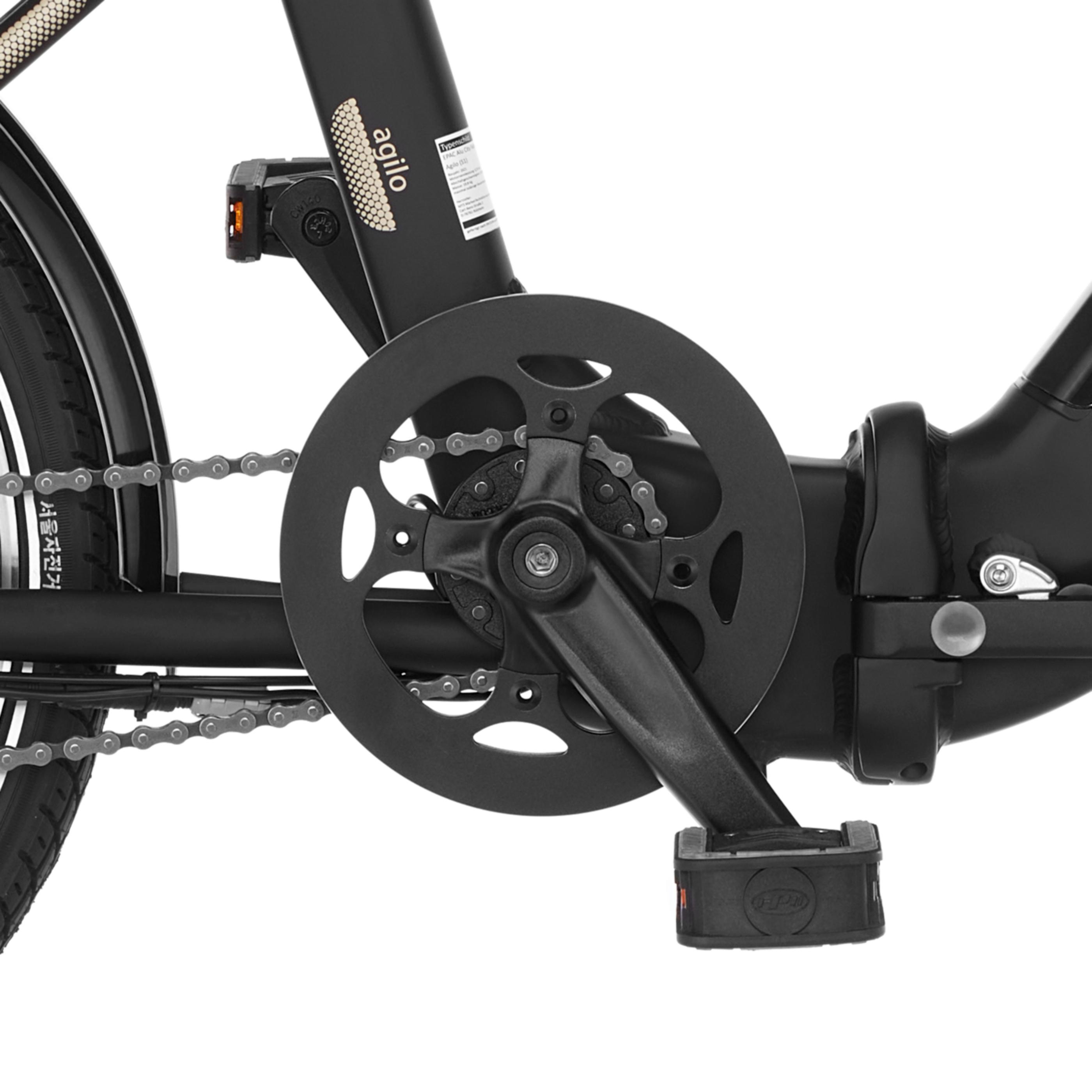 Nahaufnahme einer Fahrradkette und Pedale mit schwarzem Rahmen und silberner Kette.