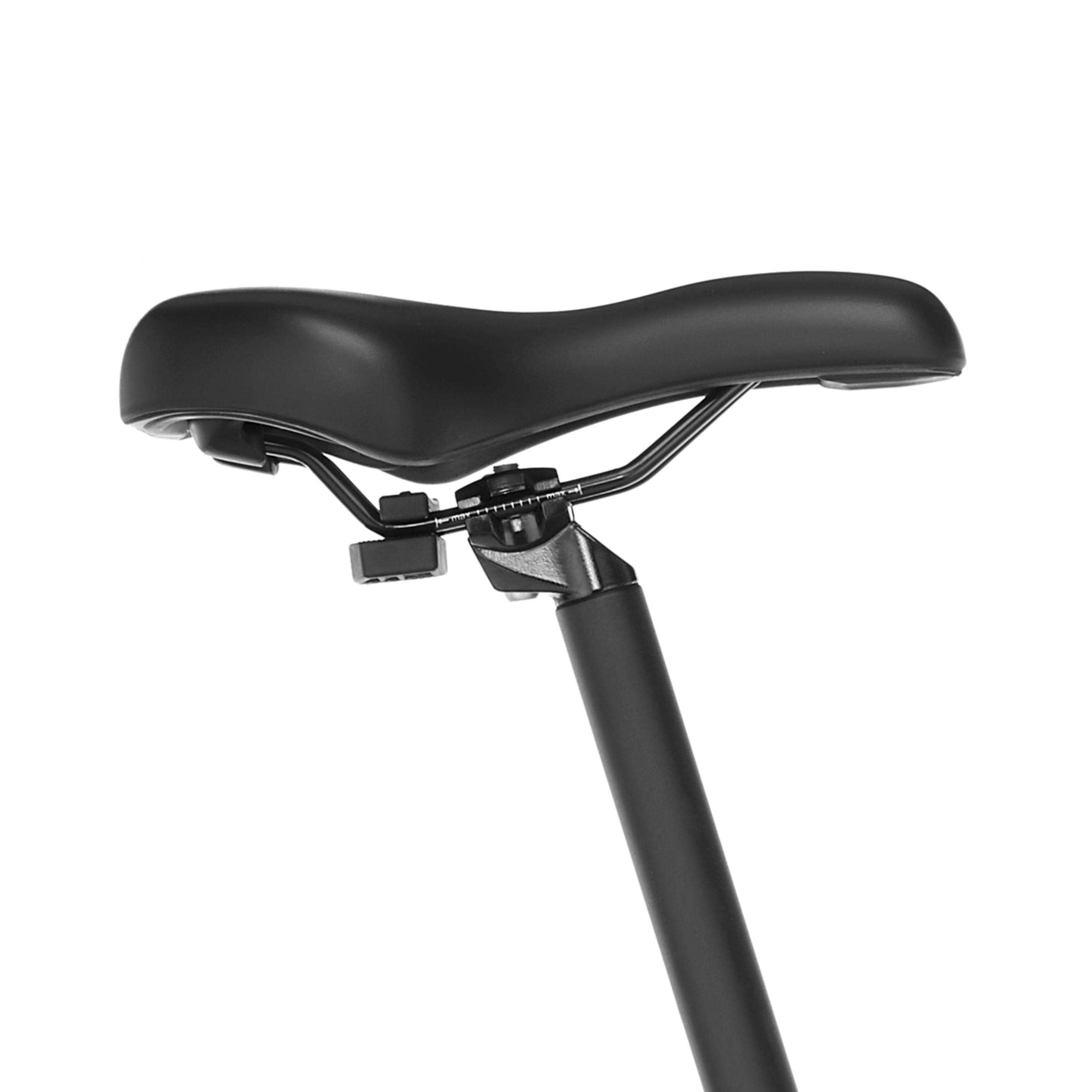 Schwarzer Fahrradsattel auf weißem Hintergrund, Nahaufnahme.