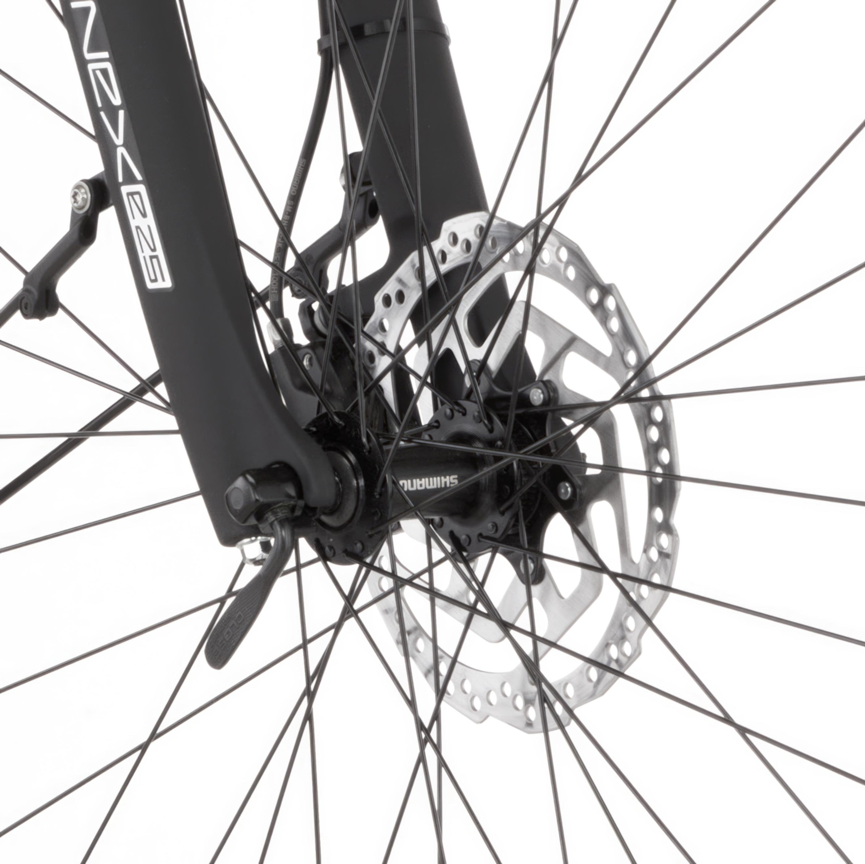 Nahaufnahme einer schwarzen Fahrradgabel mit Bremsscheibe und Speichen.