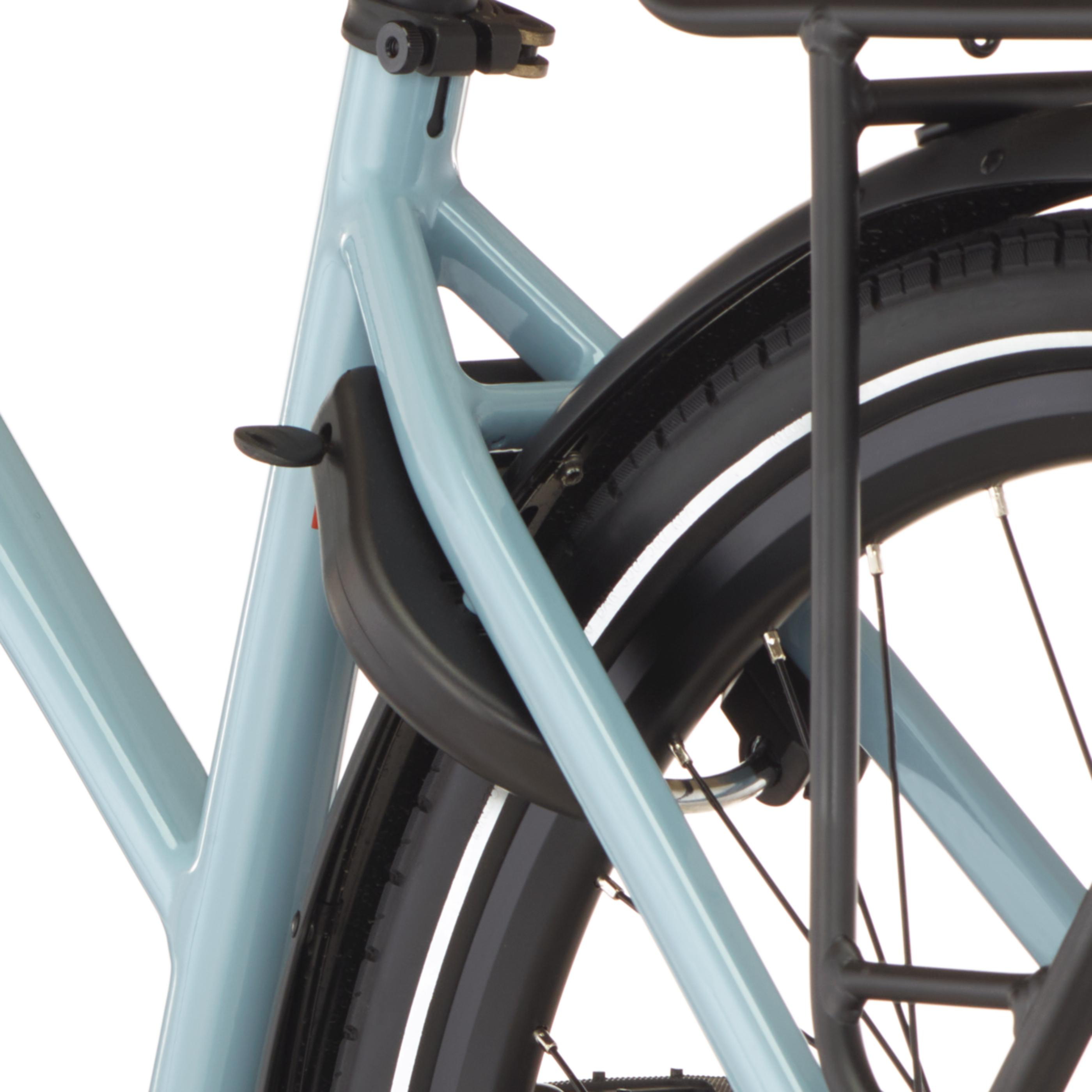 Hellblaues Fahrrad mit schwarzem Schutzblech und Gepäckträger.