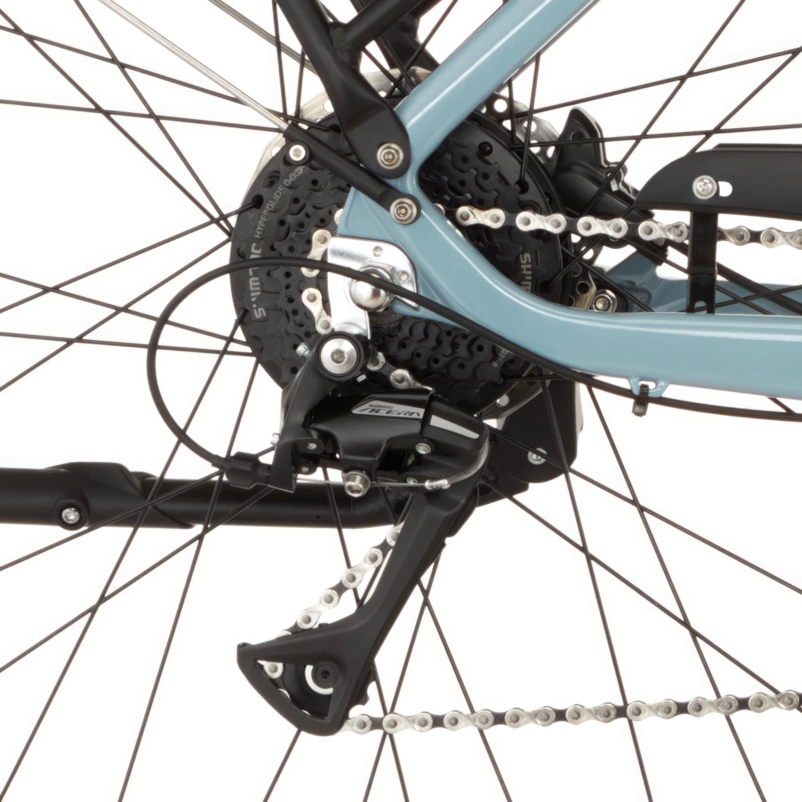 Nahaufnahme der Fahrradschaltung und des Hinterrads mit Speichen.