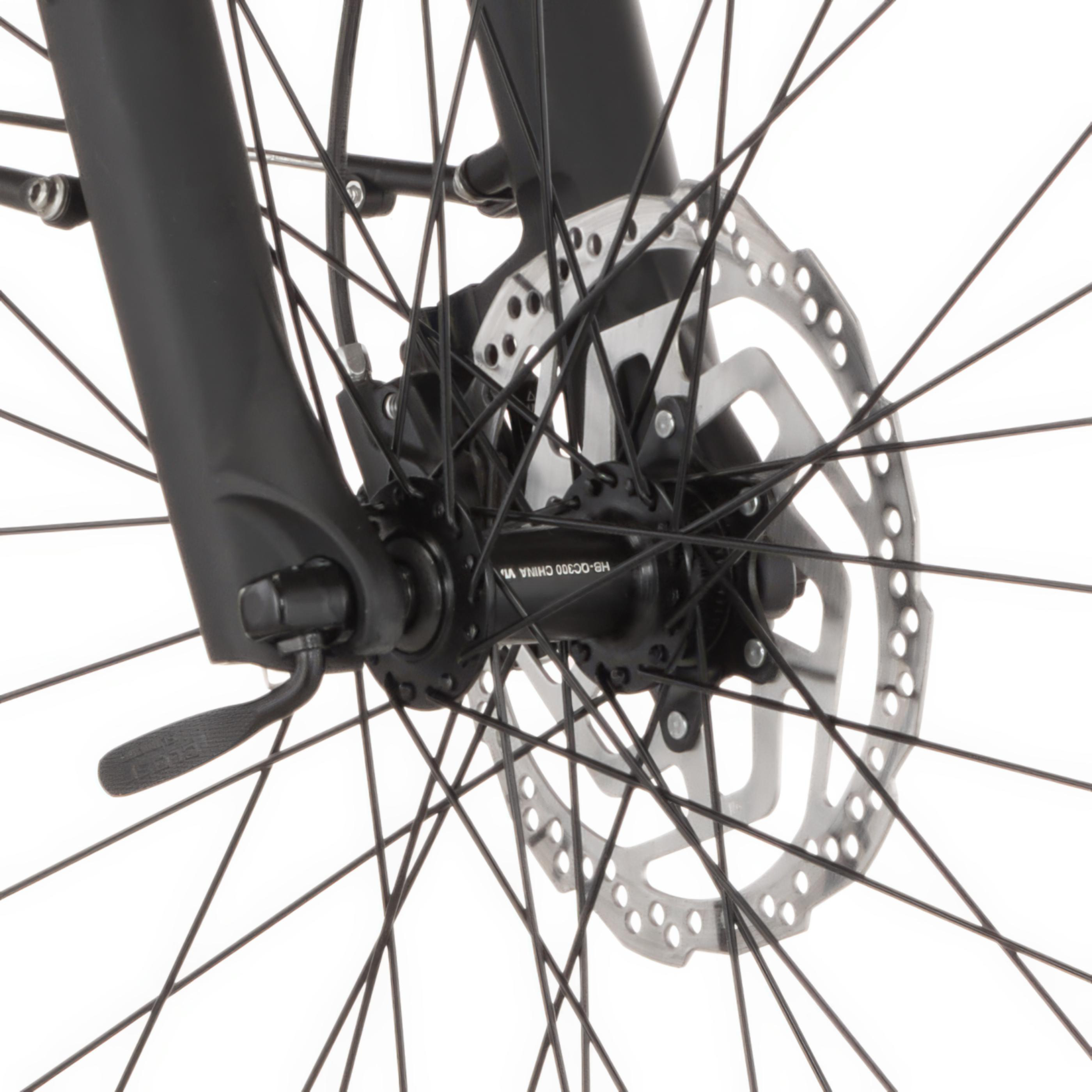 Nahaufnahme einer Fahrradgabel mit Scheibenbremse und Speichen.