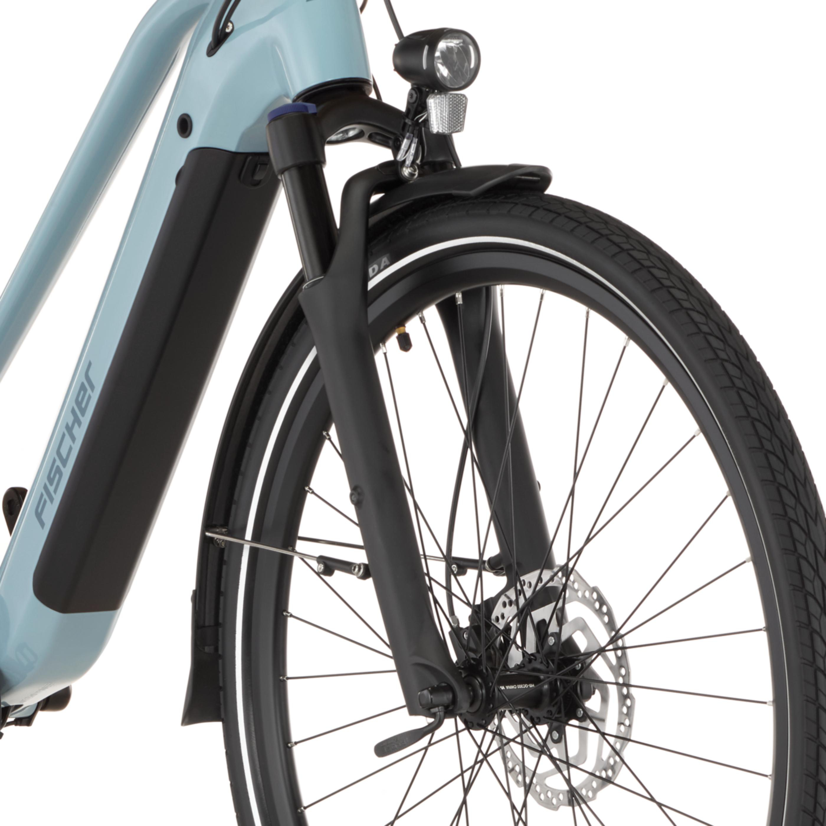 Ein hellblaues Fahrrad mit schwarzem Akku, Federgabel und Vorderrad.