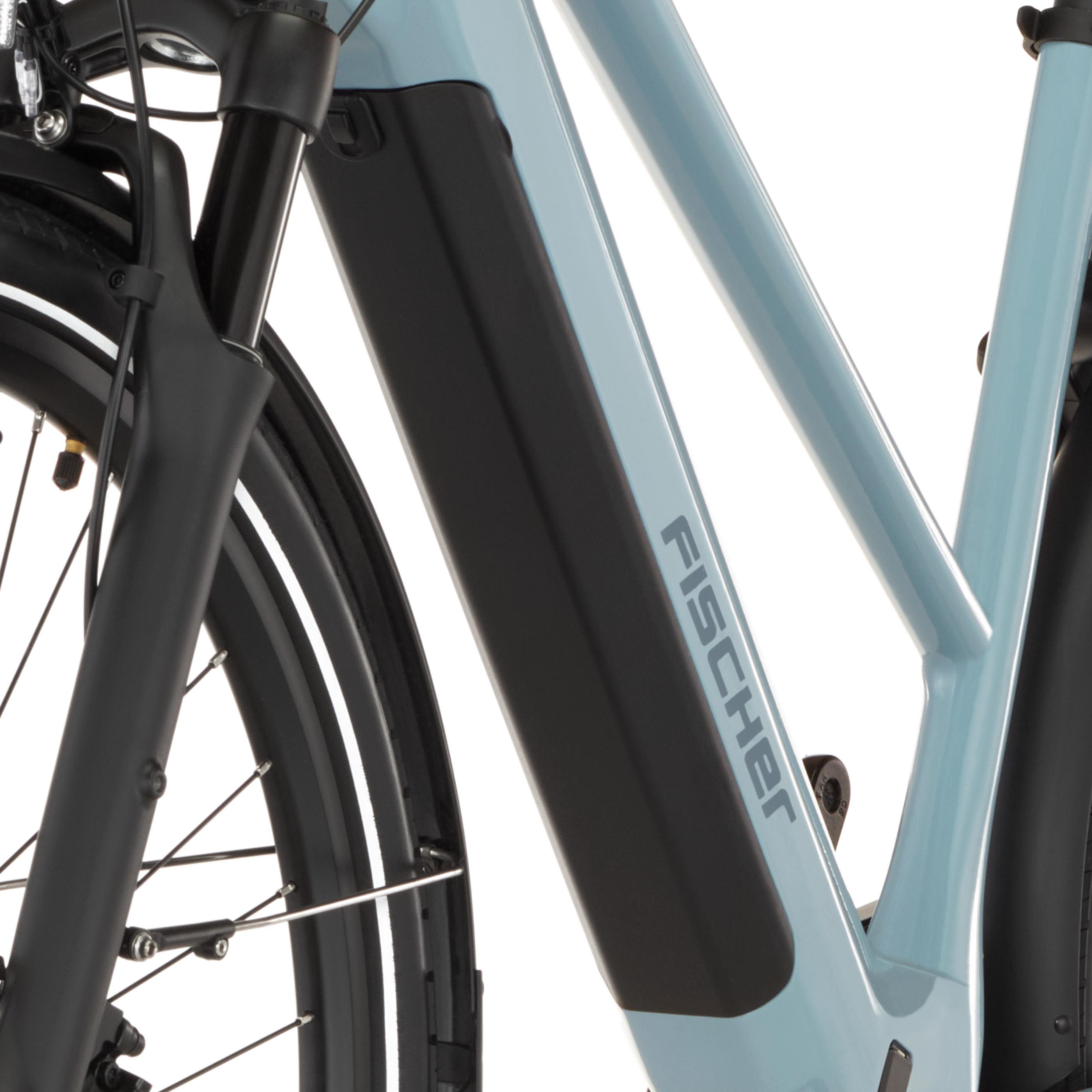 Hellblaues E-Bike mit schwarzer Vordergabel und schwarzem Akku.