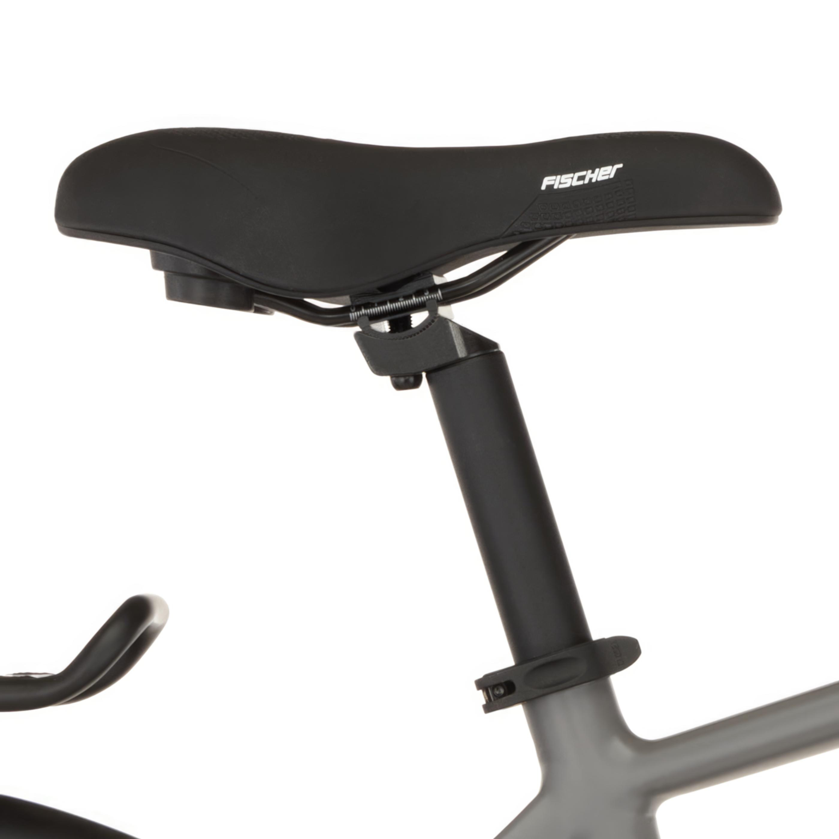 Ein schwarzer Fahrradsattel mit FISCHER-Logo auf einem grauen Rahmen.