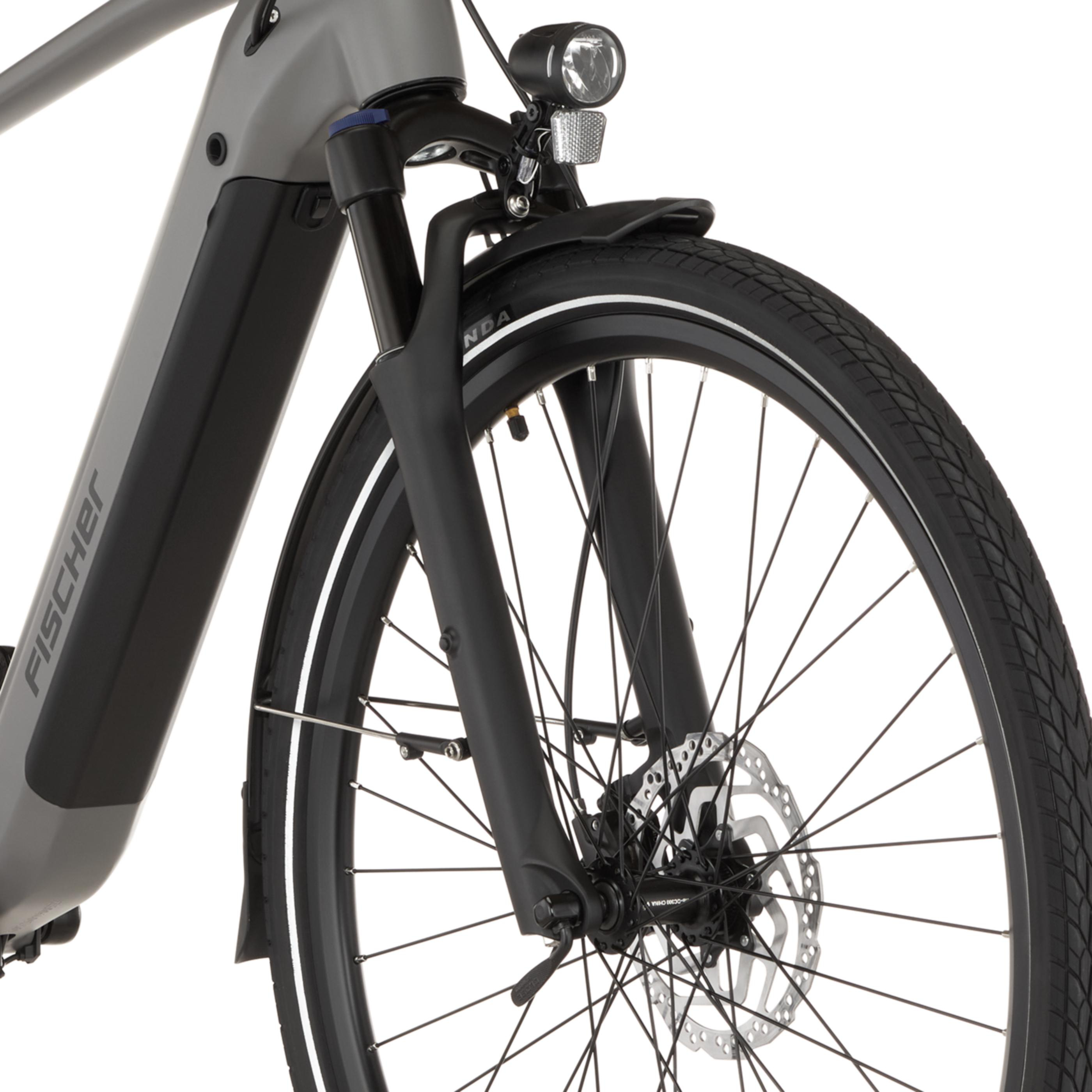 Graues Fahrrad mit schwarzem Vorderrad, Gabel, Schutzblech und Scheinwerfer.