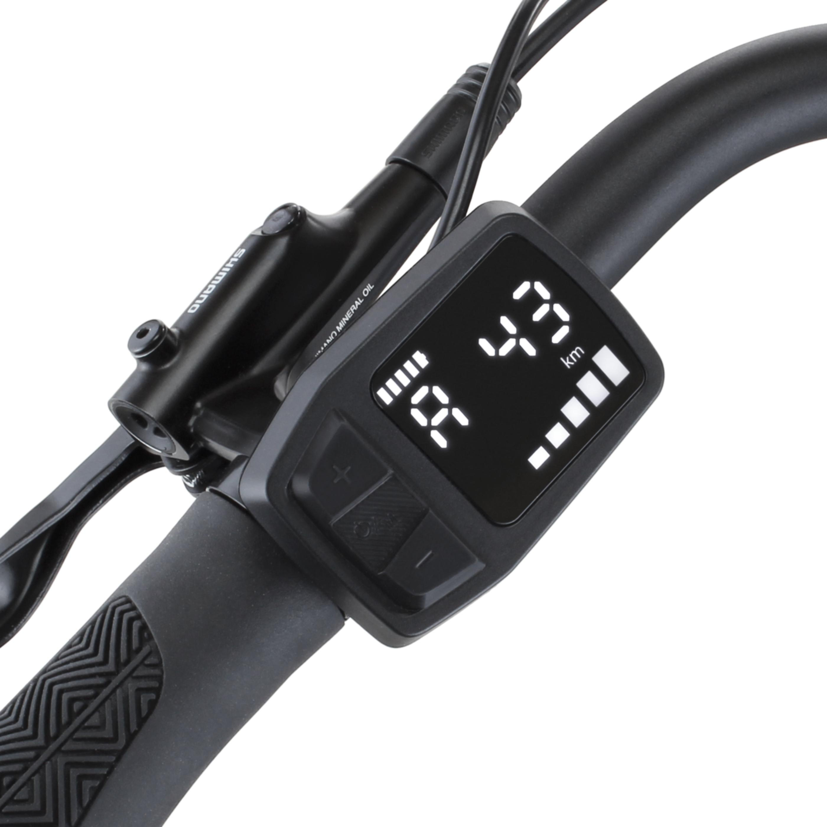 Nahaufnahme eines Fahrradlenkers mit digitaler Anzeige, Bremshebel und Griff.