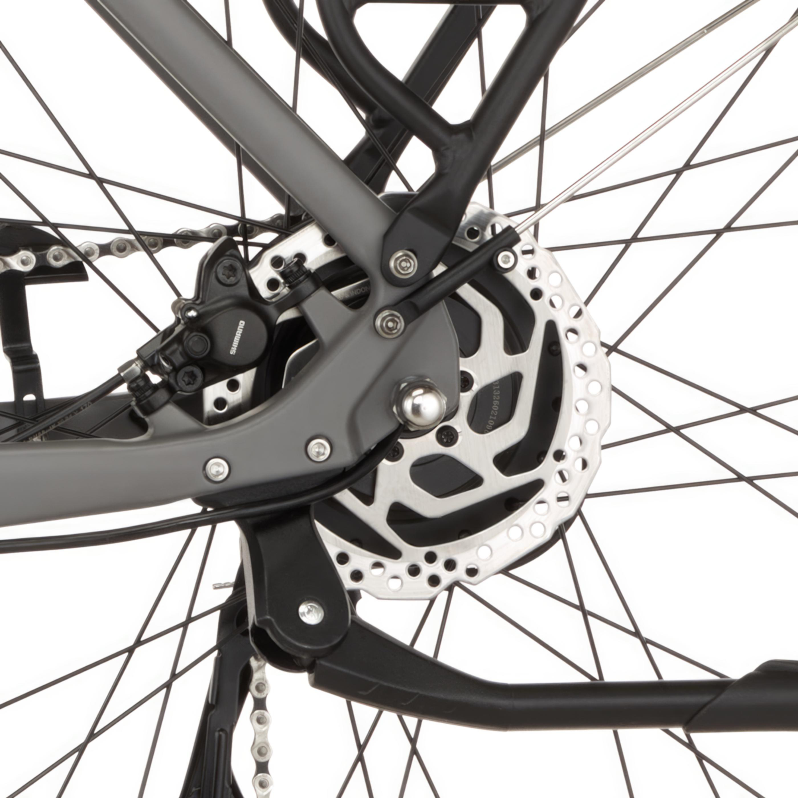 Nahaufnahme der Fahrradkette, Bremsscheibe und des Rahmens mit Speichen.