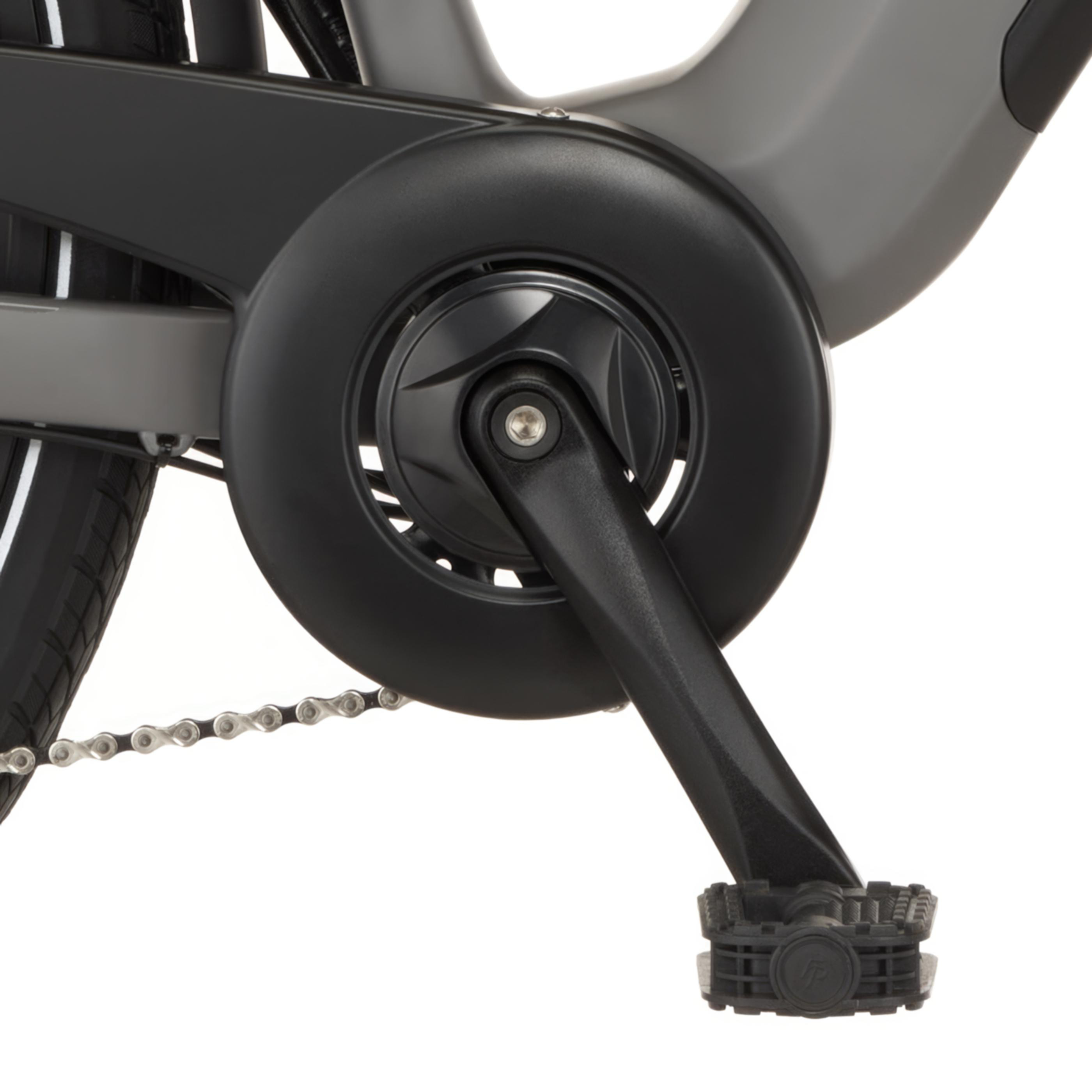 Nahaufnahme der Kurbelgarnitur eines Fahrrads mit Kette und Pedal.