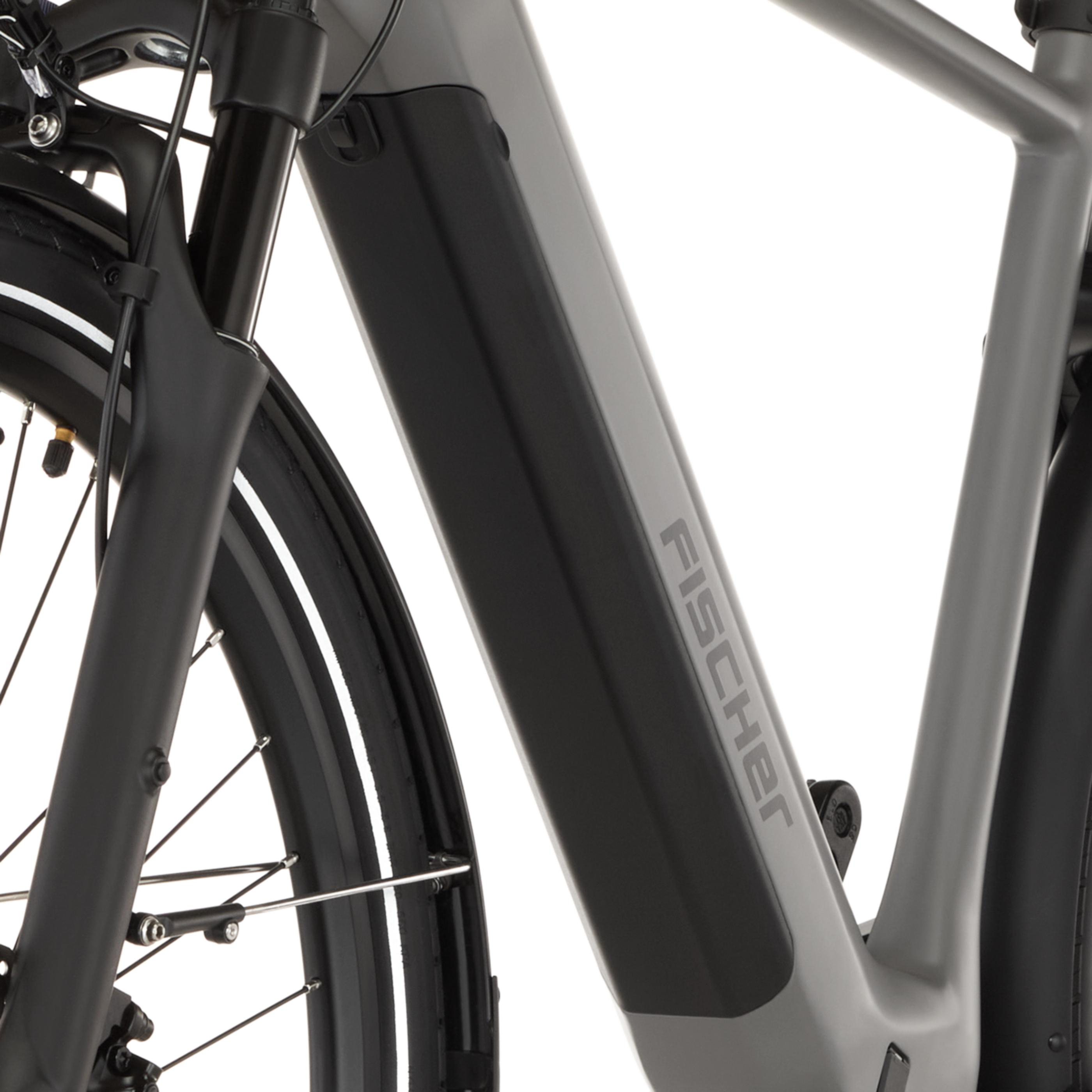 Graues Fahrrad mit schwarzem Akku und Federgabel.