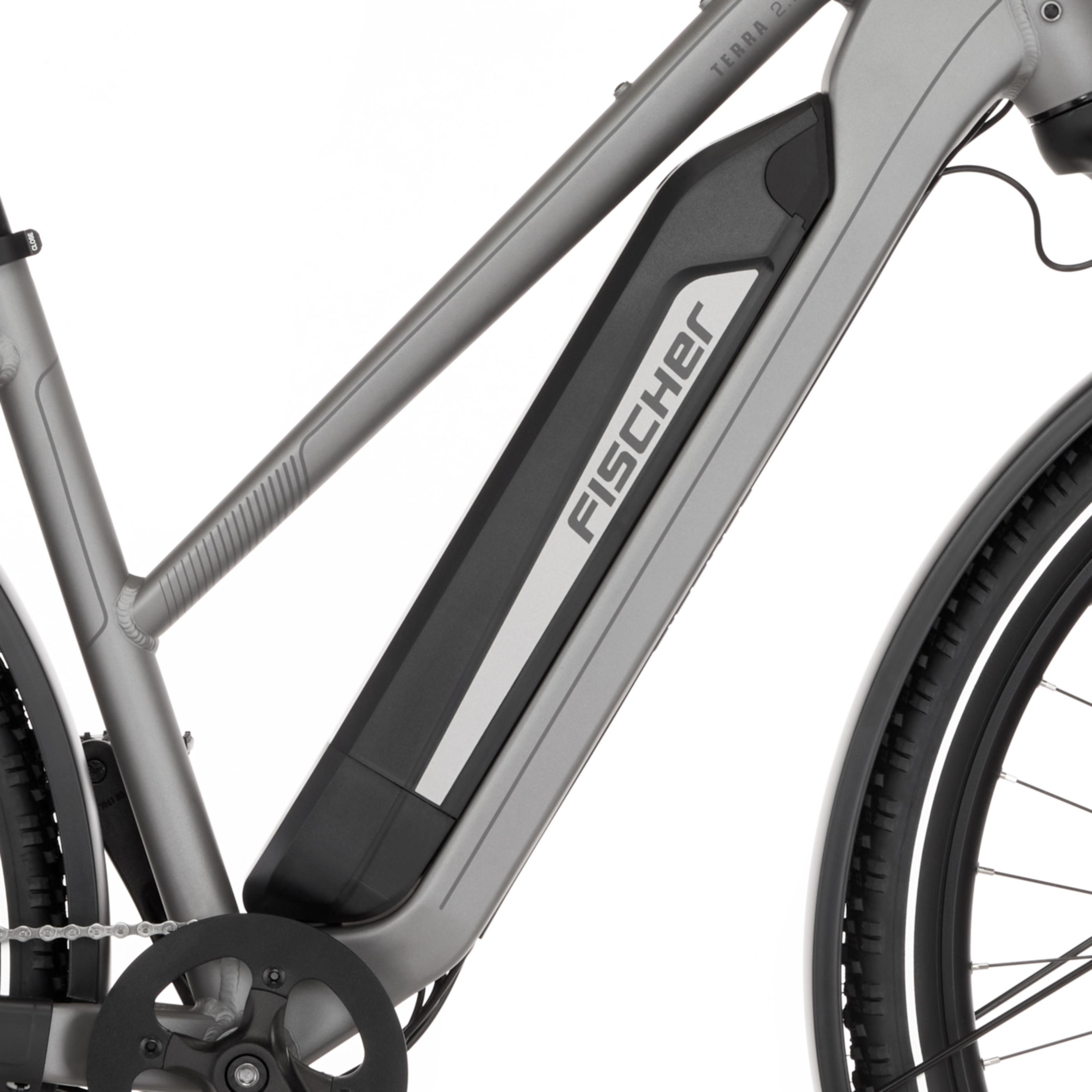 Graues Fahrrad mit schwarzem Akku und dem Schriftzug 'FISCHER'.