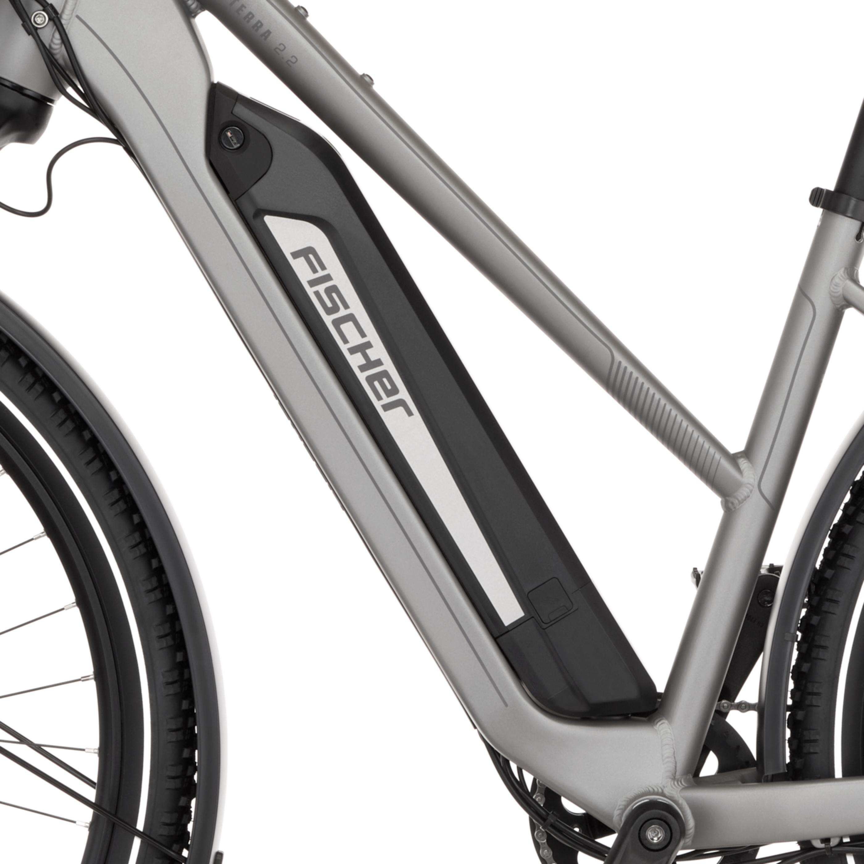 Graues E-Bike mit schwarzem Akku und FISCHER-Logo. Vorder- und Hinterrad sichtbar.