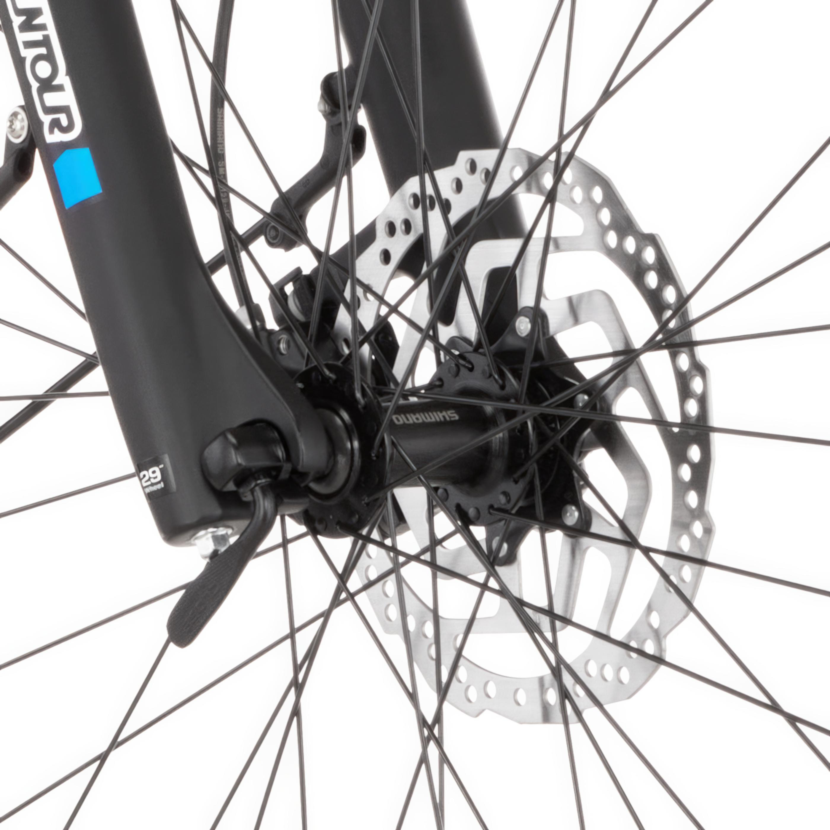 Nahaufnahme einer Fahrrad-Vorderradnabe mit Bremsscheibe und Speichen.