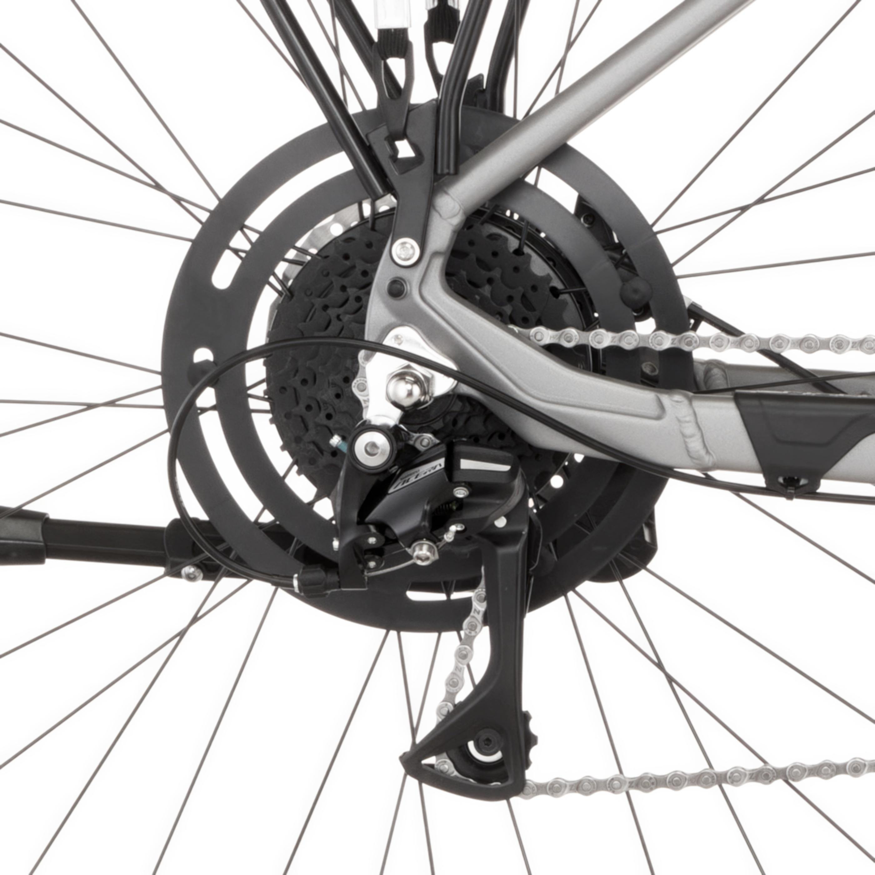 Nahaufnahme des Fahrrad-Schaltwerks und der Kassette an einem grauen Fahrradrahmen.