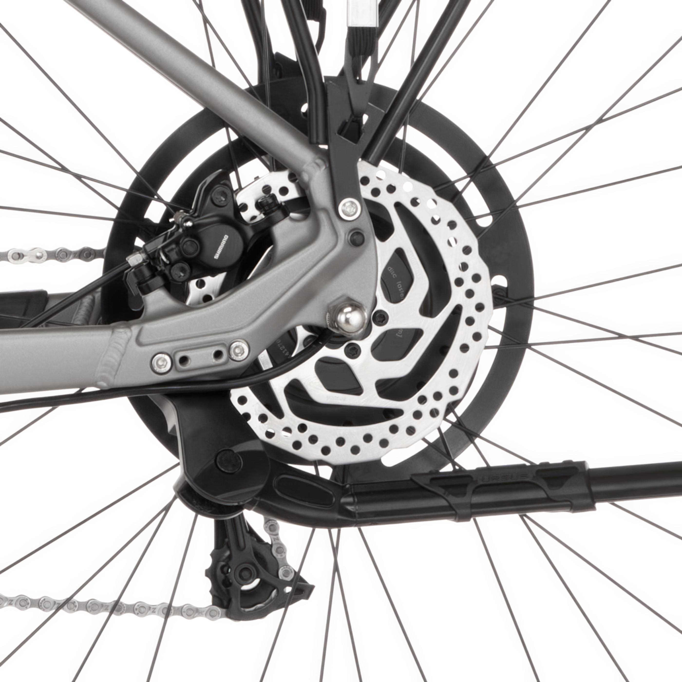 Nahaufnahme der Fahrradkette, Bremsscheibe und Speichen.