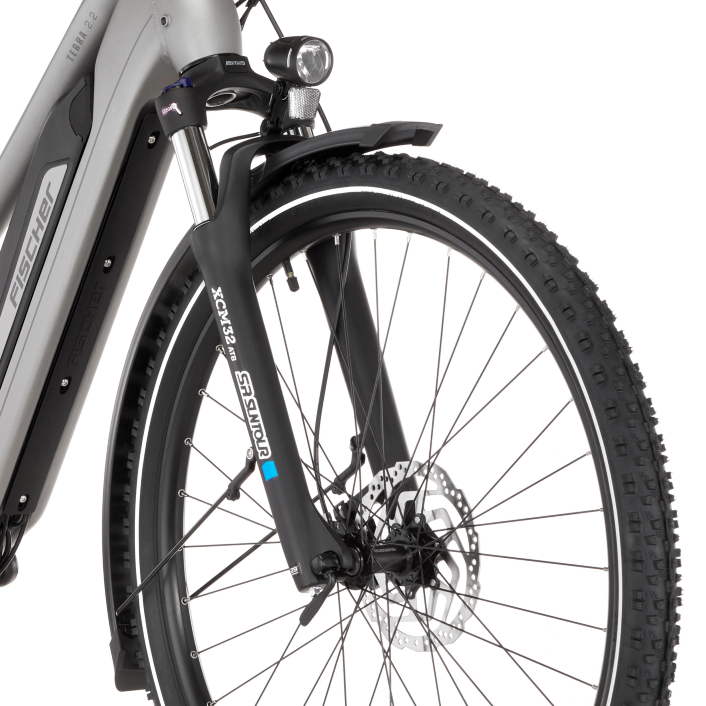 Graues Fahrrad mit Vorderreifen, Federung, Lampe und Schutzblech.