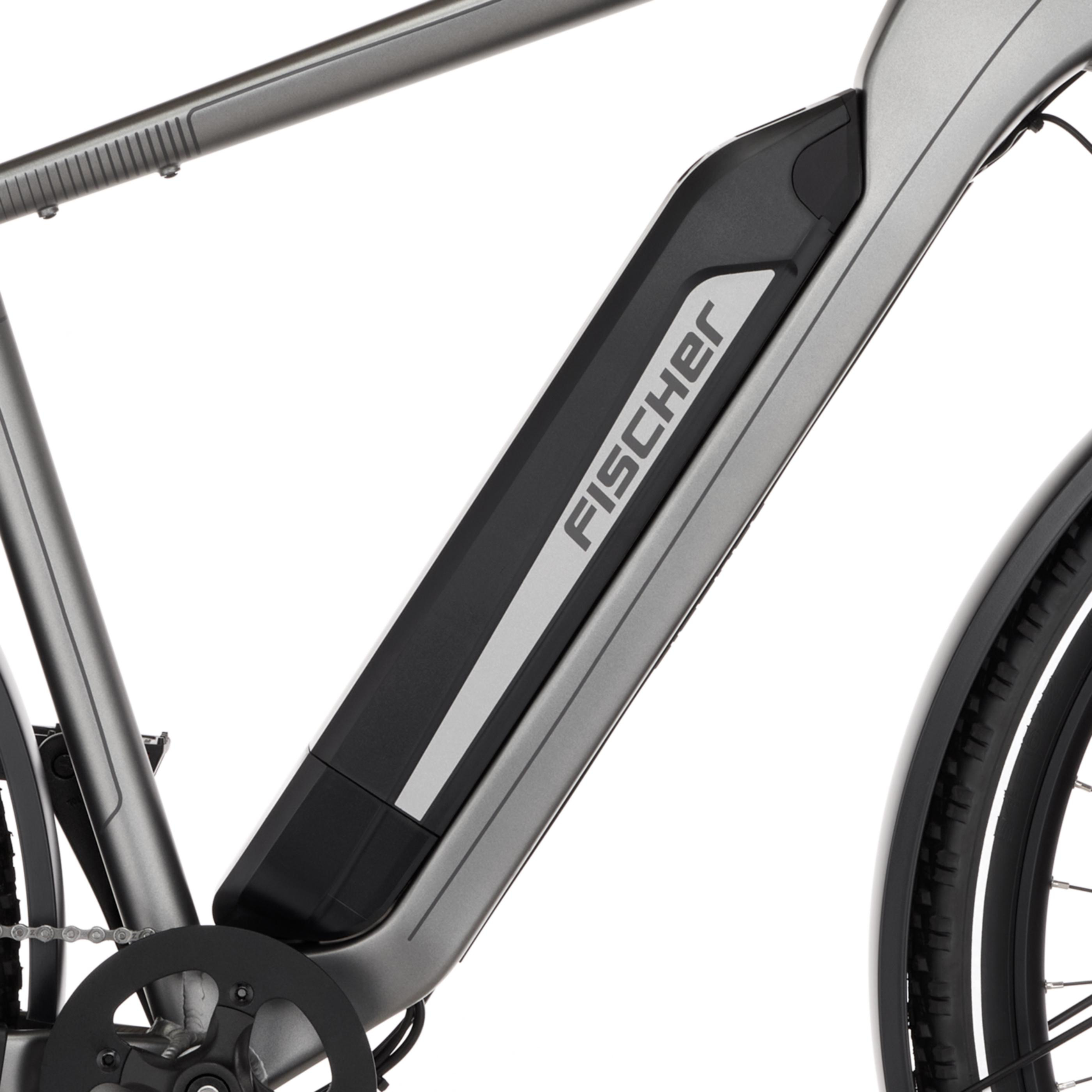 Graues E-Bike mit schwarzem Akku und FISCHER-Logo. Vorderrad und Kette sichtbar.