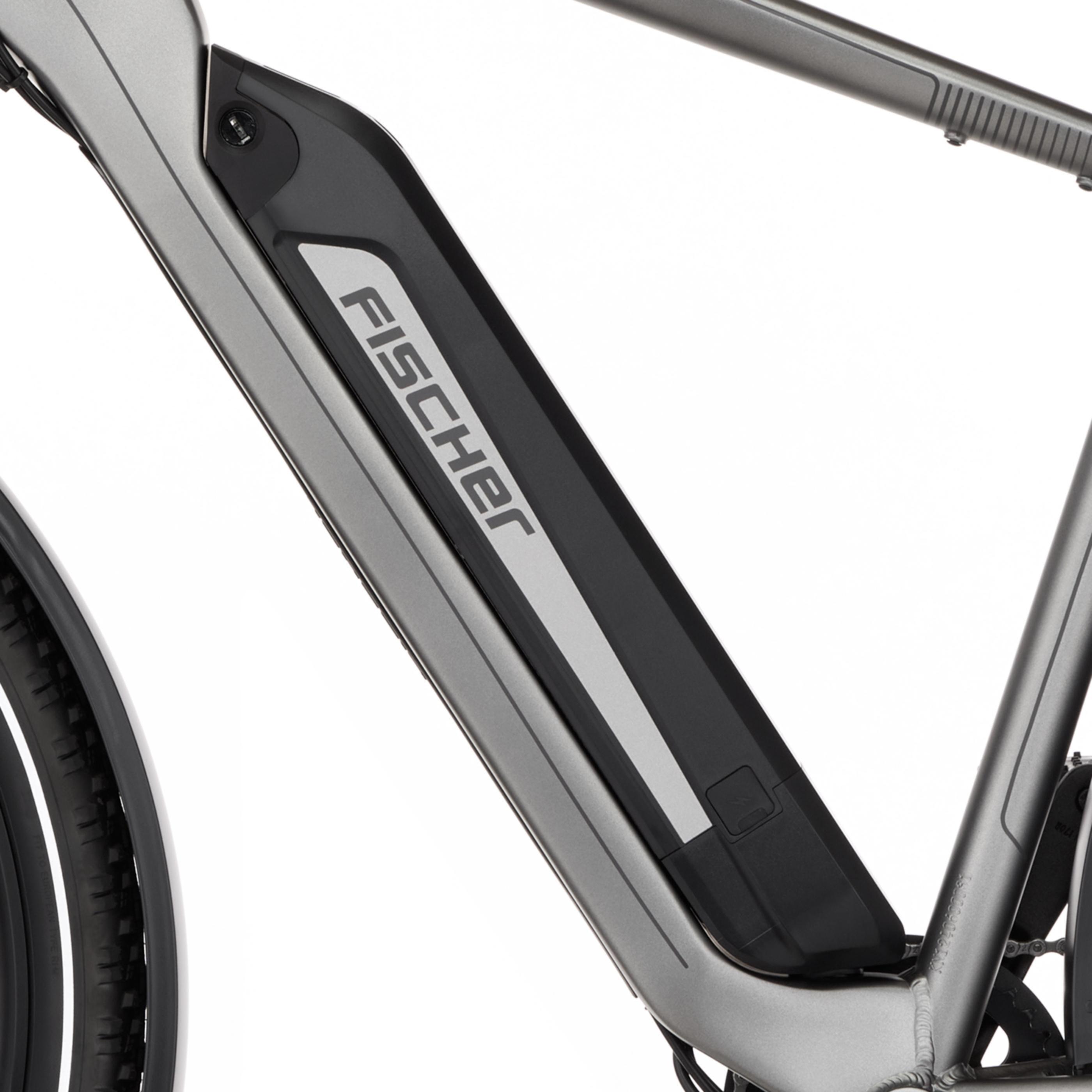 Graues E-Bike mit schwarzem Akku und FISCHER-Logo. Vorderrad sichtbar.
