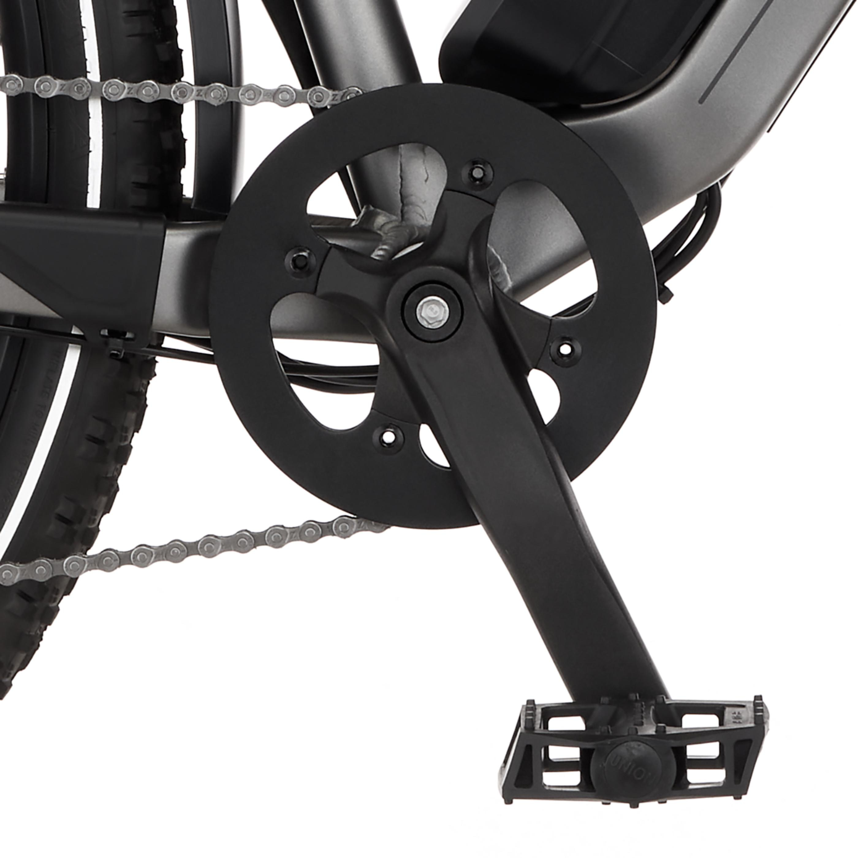 Graues Fahrrad mit Kette, Kurbel und schwarzem Pedal auf weißem Hintergrund.