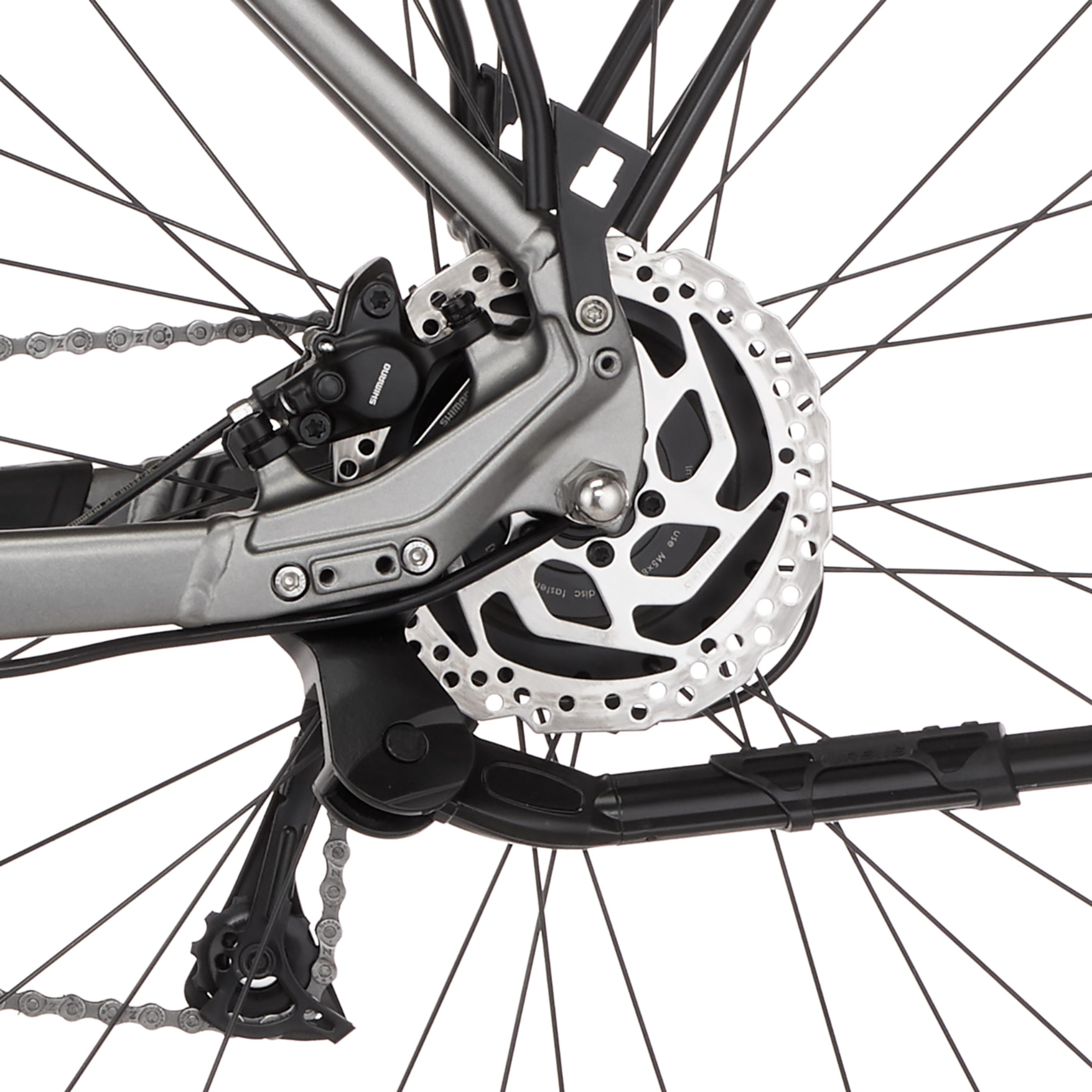 Nahaufnahme des Fahrrad-Schaltwerks, der Kette und der Bremsscheibe.